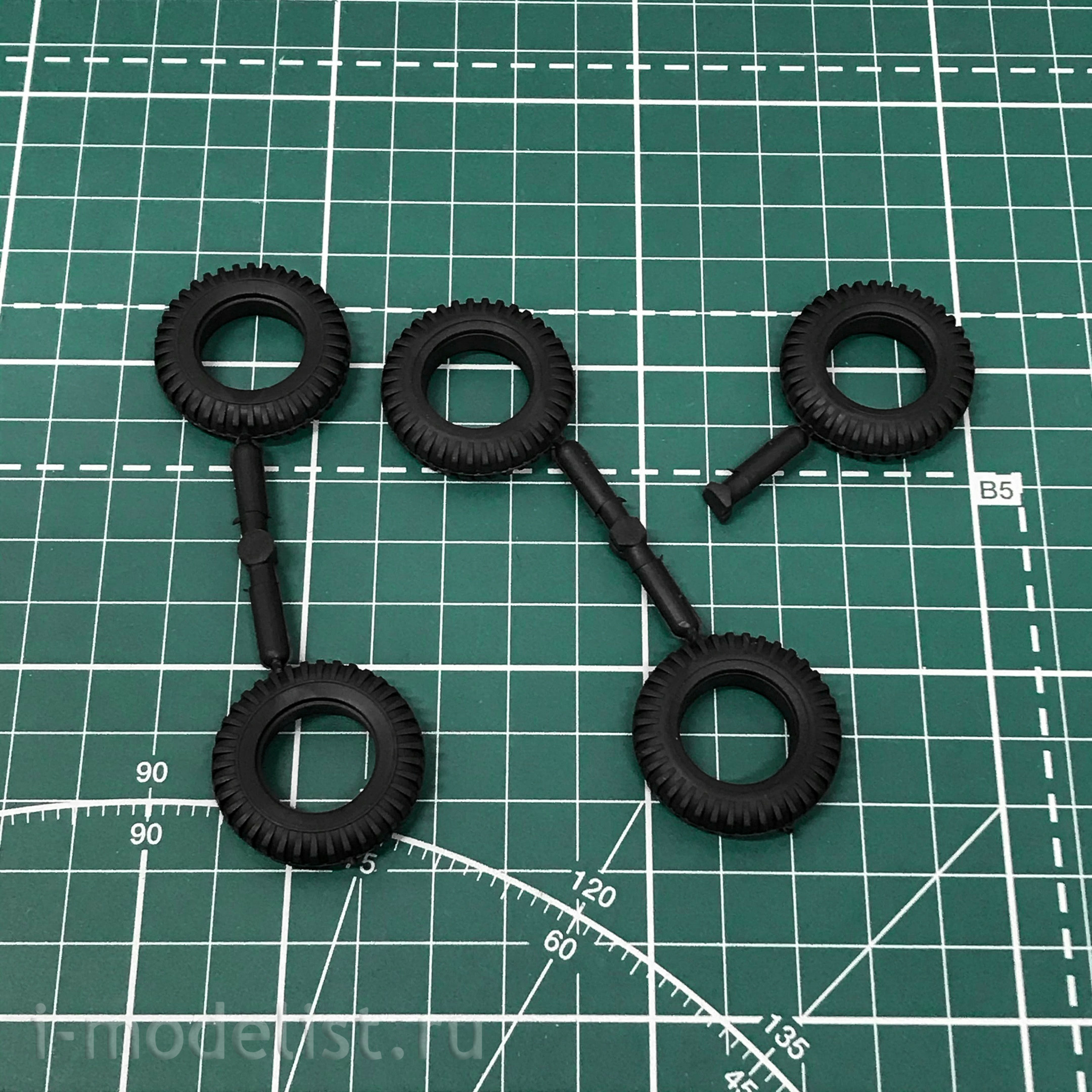 35592 ICM 1/35 BM-13-16 on the chassis of the W. O. T. 8 c Soviet calculation 