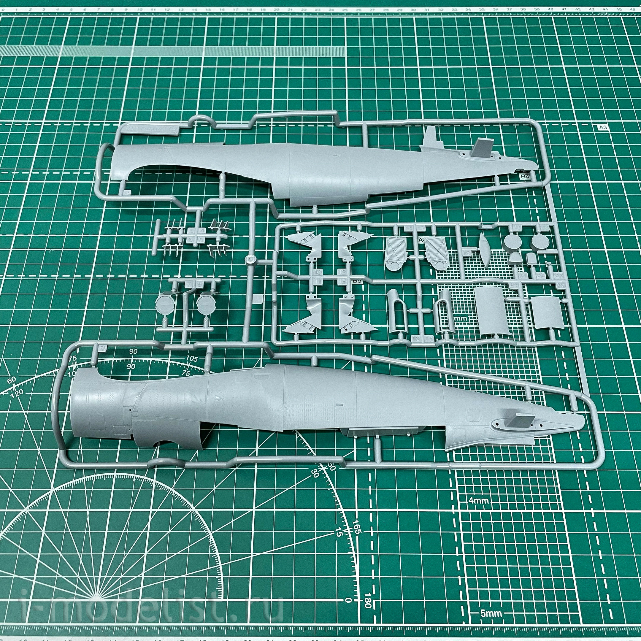 60327 Tamiya 1/32 American carrier-based fighter Vought F4U-1D Corsair with stand