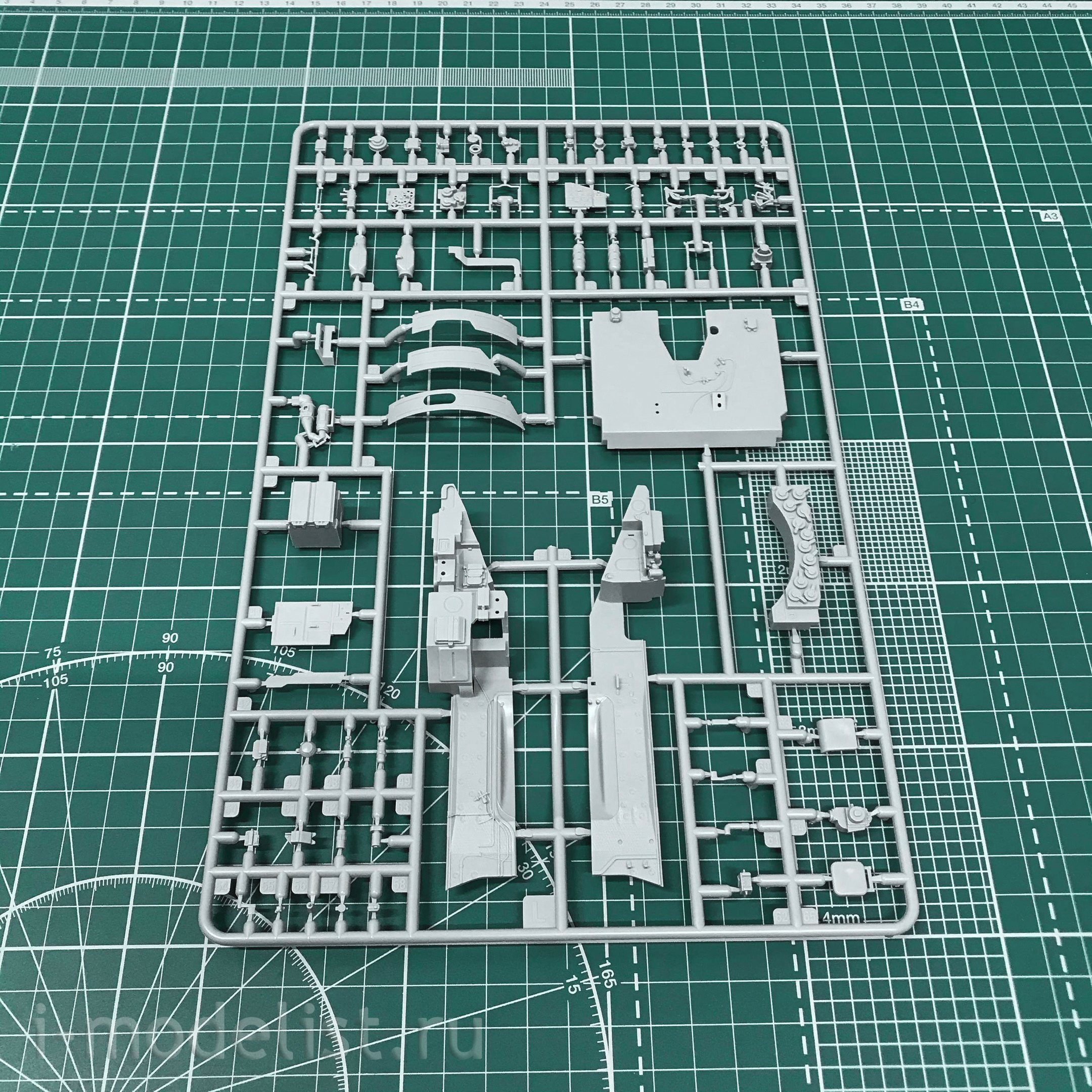 35A038 Amusing Hobby 1/35 T-72M1 Tank with full interior (under UVZ license)