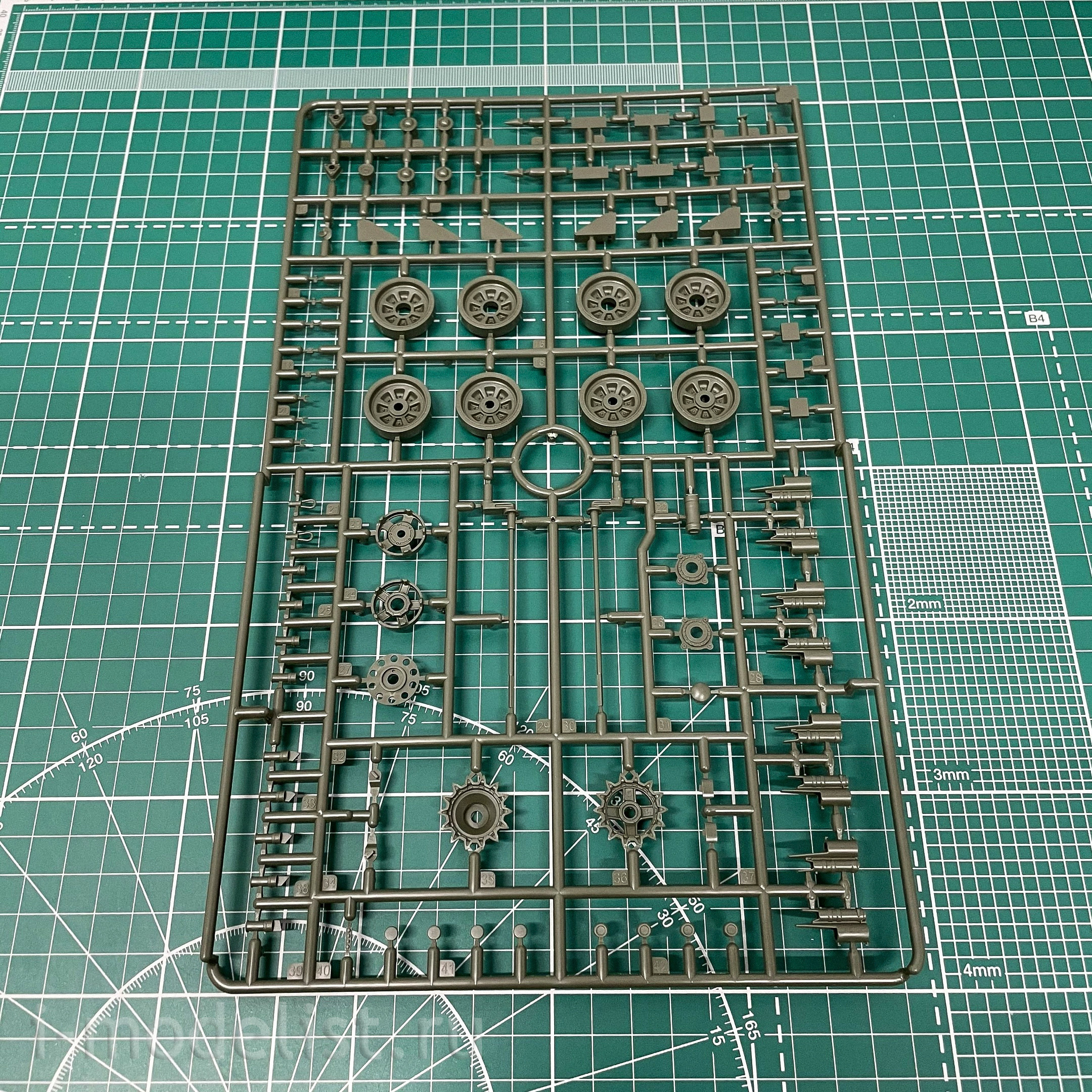 35A039 Amusing Hobby 1/35 Slovak T-72M2 Moderna tank (licensed by UVZ)