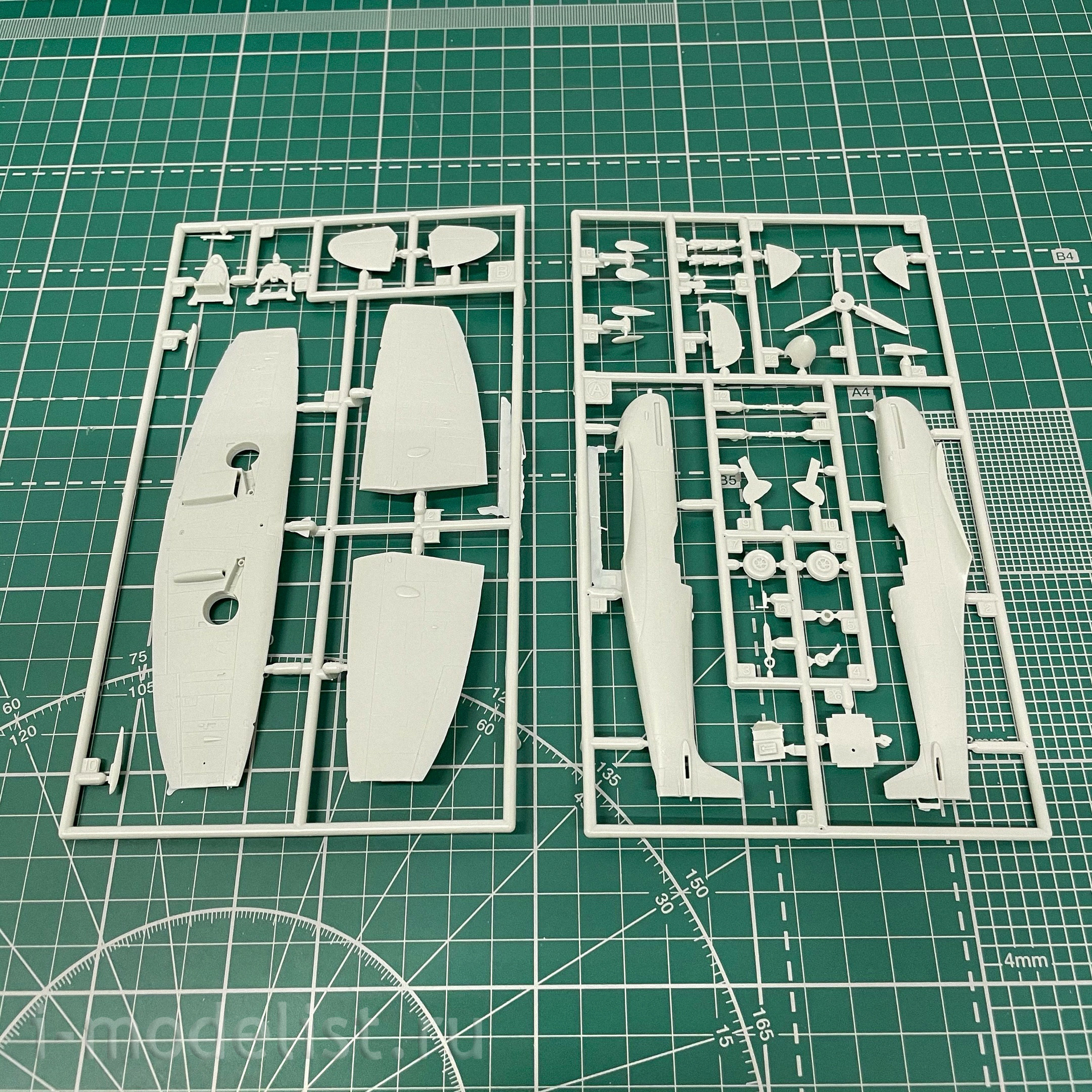 03710 Revell 1/72 Combat Set Low-wing Fighter Bf109G-10 and Spitfire Mk. V