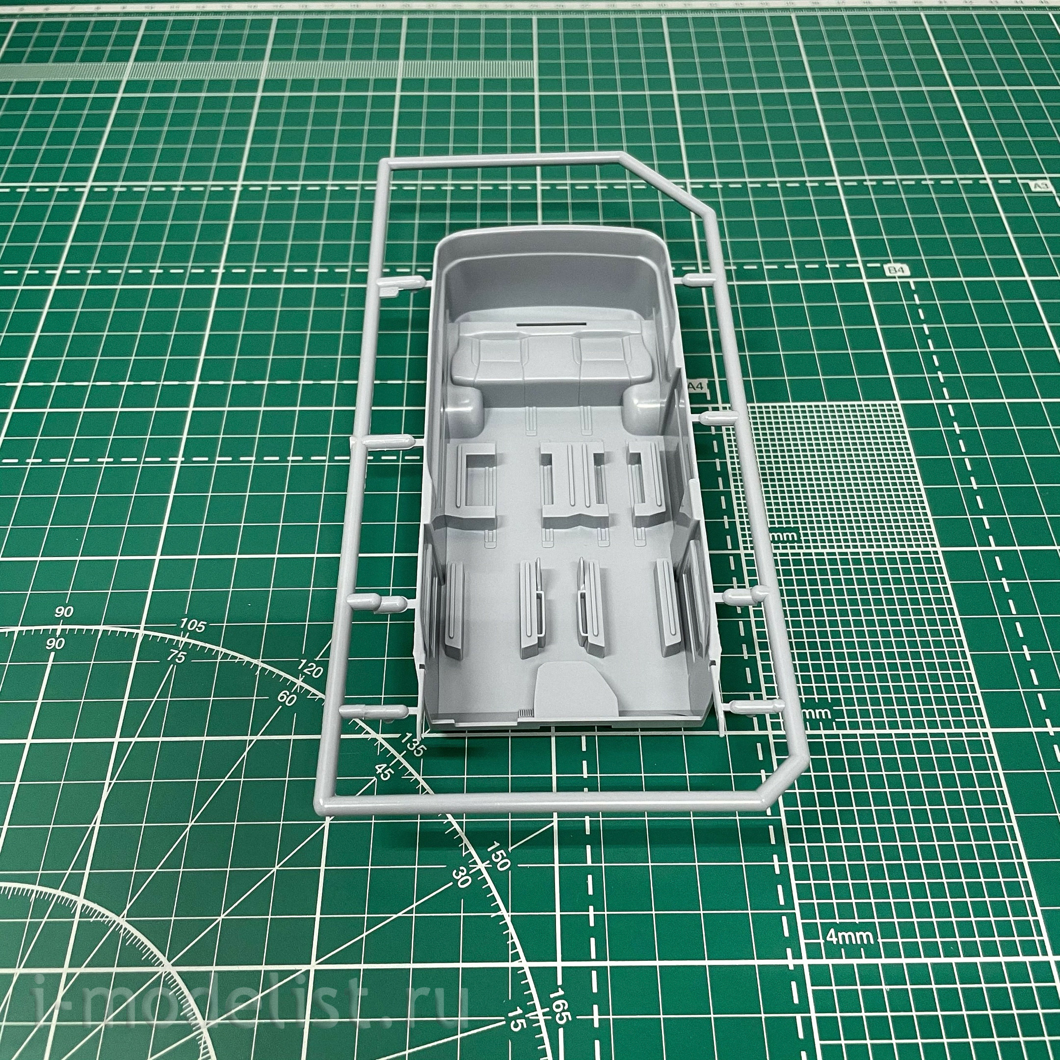 06136 Aoshima 1/24 Nissan Elgrand