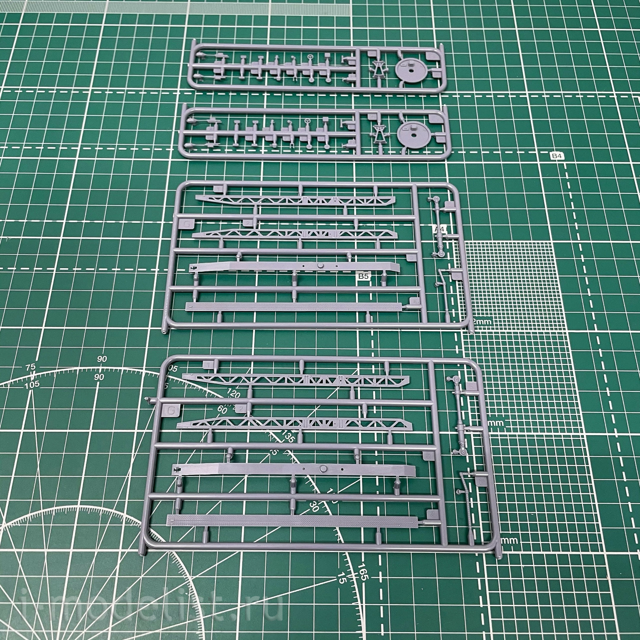 RS20003 Riich 1/200 OS2U-3 Kingfisher Seaplane with catapult