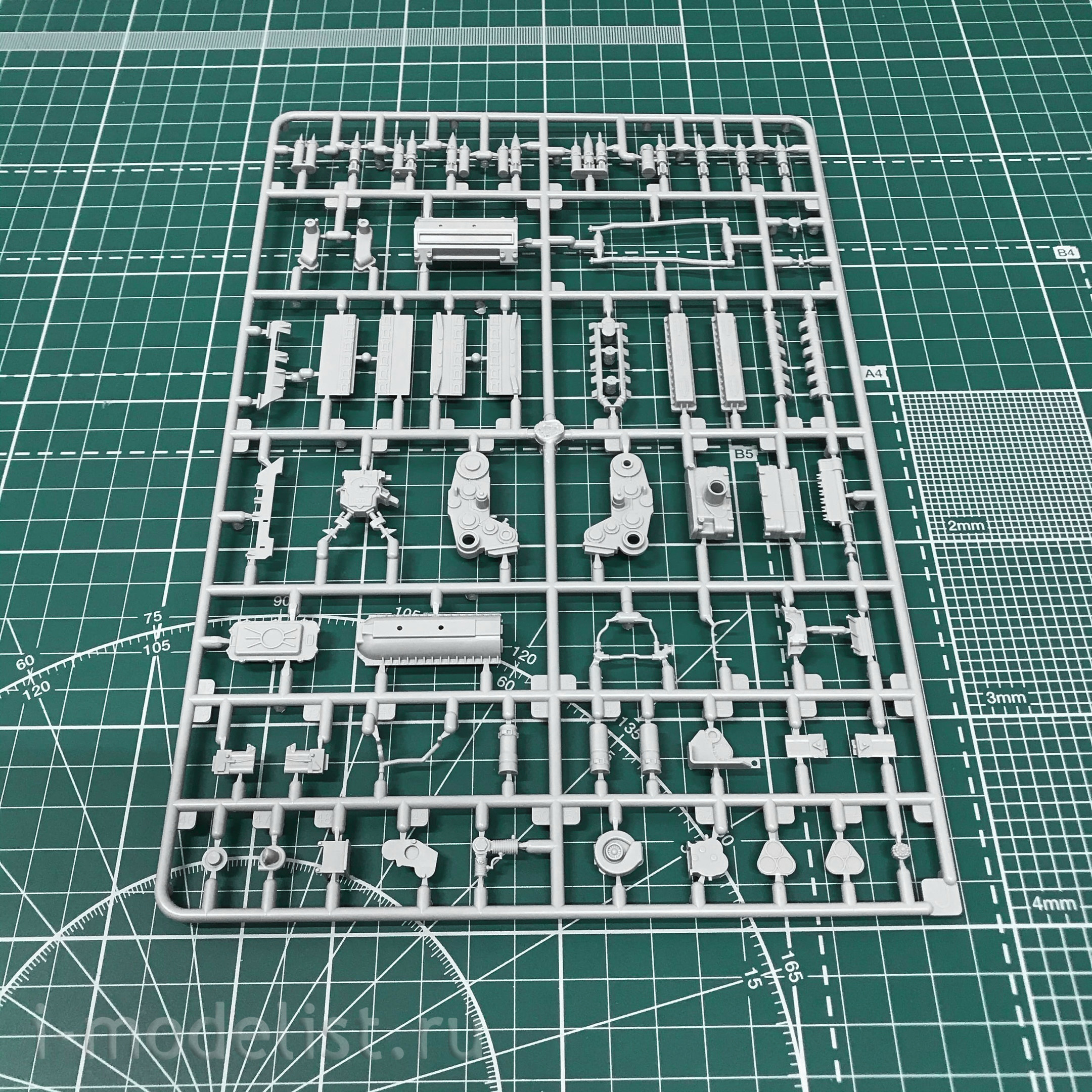 35A038 Amusing Hobby 1/35 T-72M1 Tank with full interior (under UVZ license)