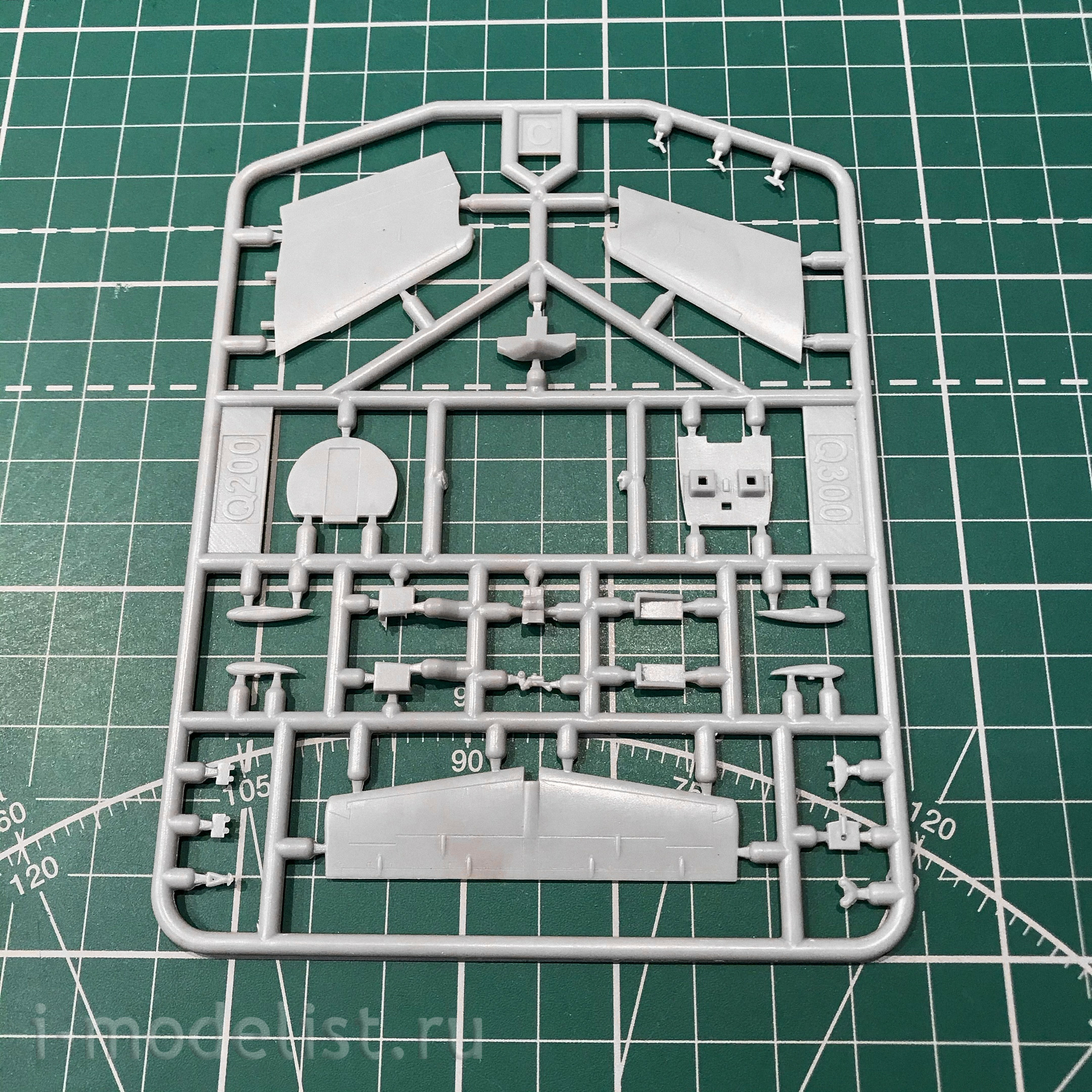 144132-4 Eastern Express 1/144 Scales Dash 8 Q200 Sakhalinskie Aviatrassy