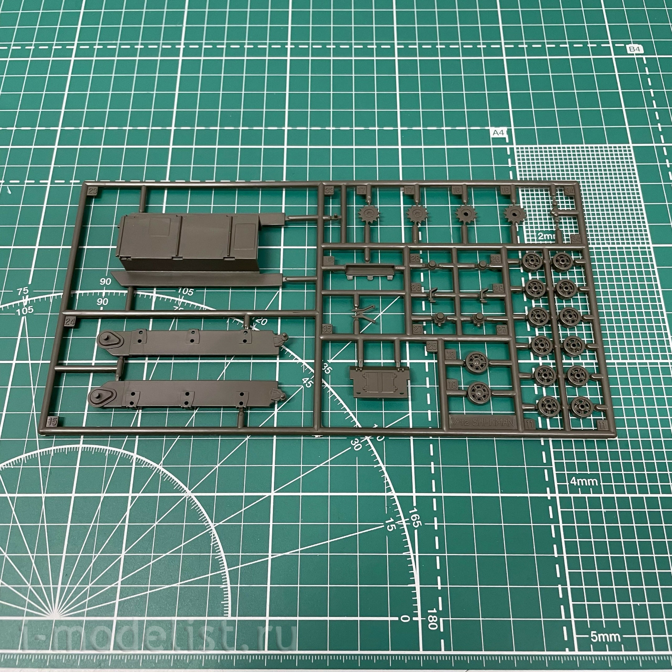 03290 Revell 1/72 American Medium Tank Sherman M4A1