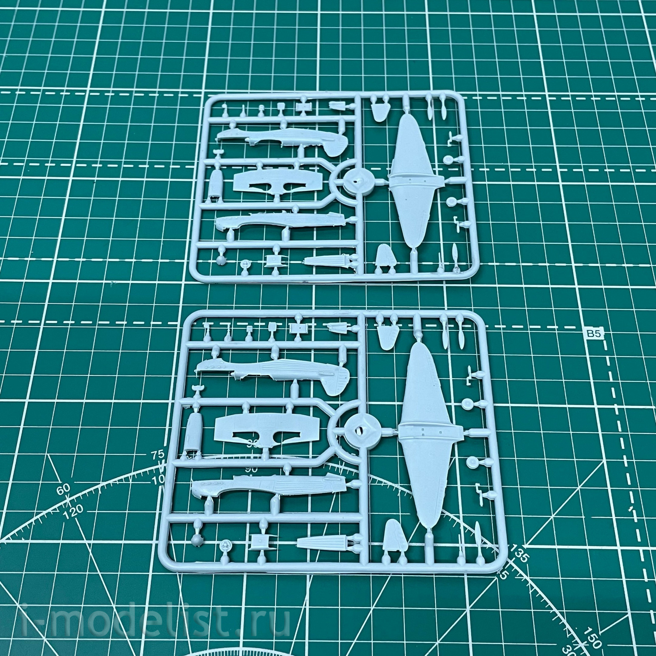 14310 Armory 1/144 Yakovlev Yak-1b Aircraft (2 in 1)