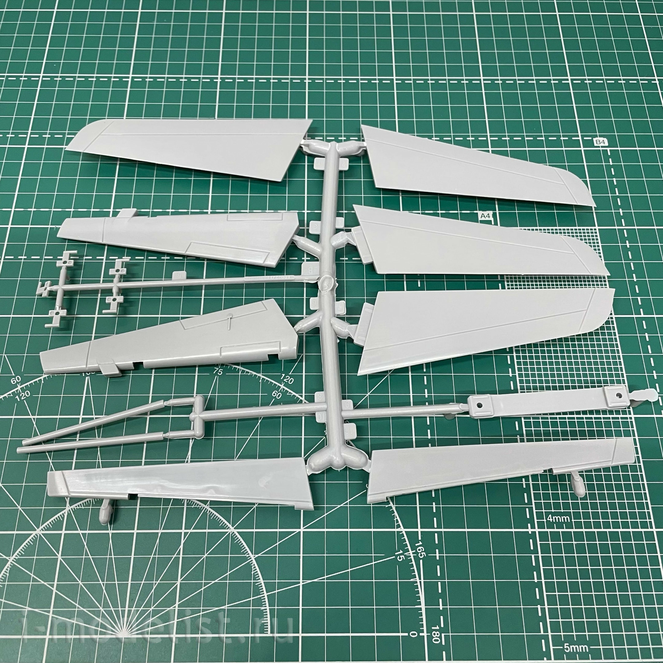 81808 HobbyBoss 1/18 F-86F-30 “Sabre”aircraft