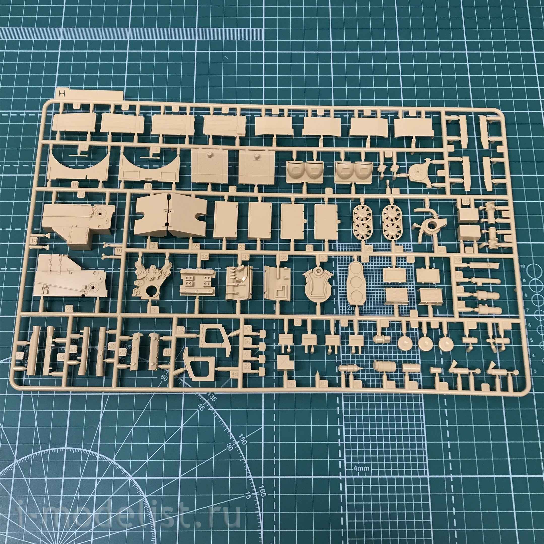 RM-5050 Rye Field Model 1/35 Tank Tiger I Initial Production (Early 1943 North African Front/Tunisia) with Full Interior