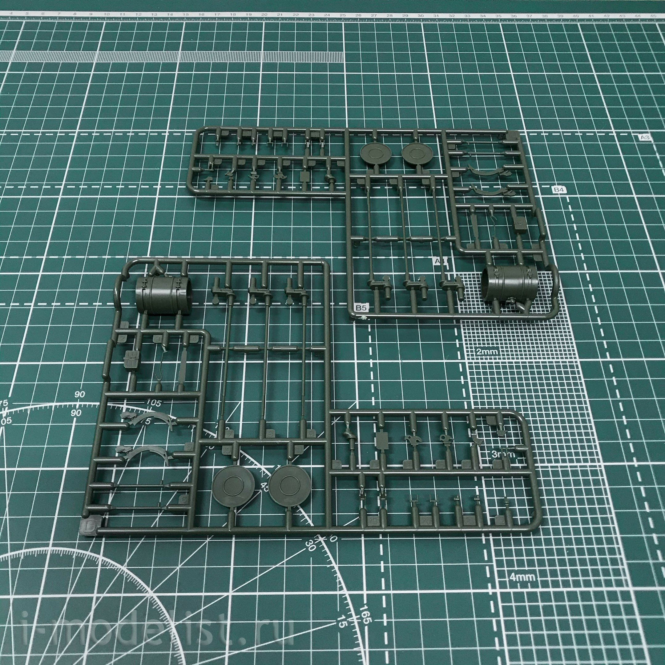 35A038 Amusing Hobby 1/35 T-72M1 Tank with full interior (under UVZ license)