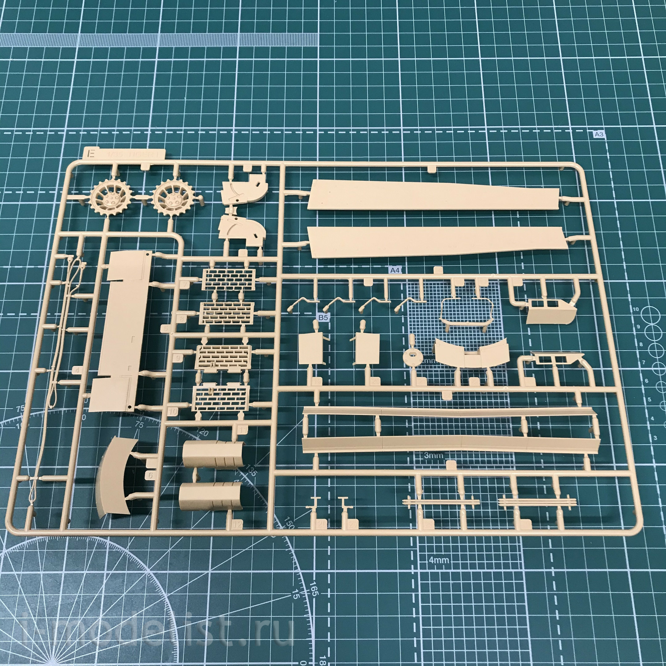 RM-5001U Rye Field Model 1/35 Tiger I in Tunisia, early, pre-production