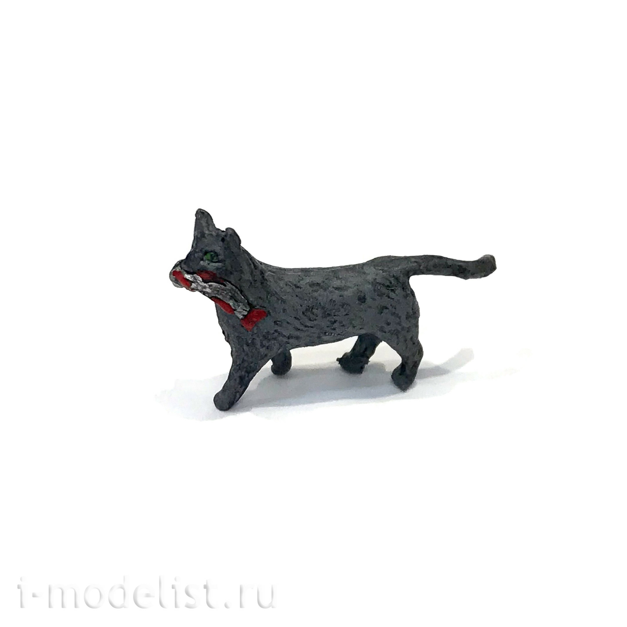 23502 MINITANK 1/35 cat with fish (painted metal miniature)