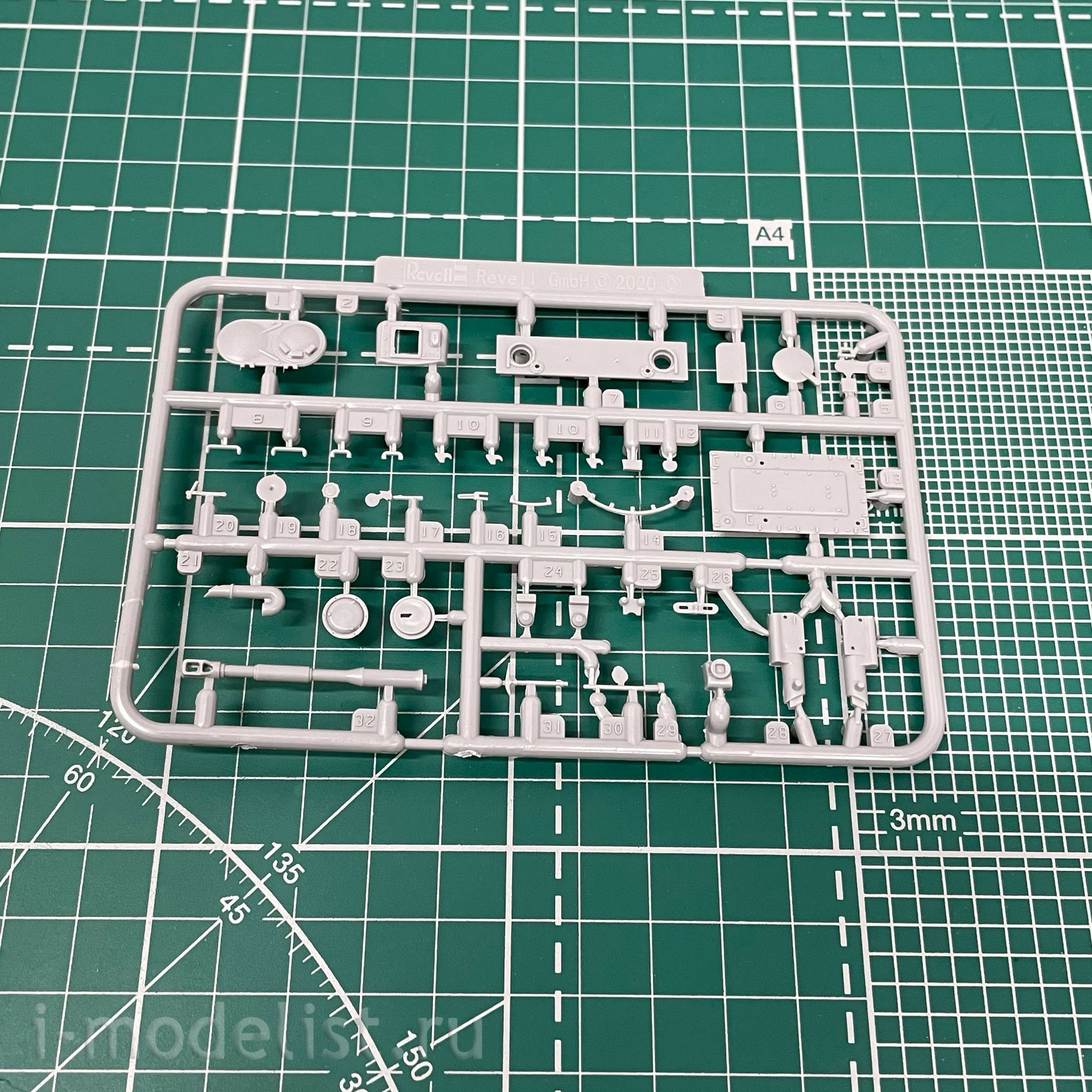 03314 Revell 1/72 Soviet light floating tank PT-76B