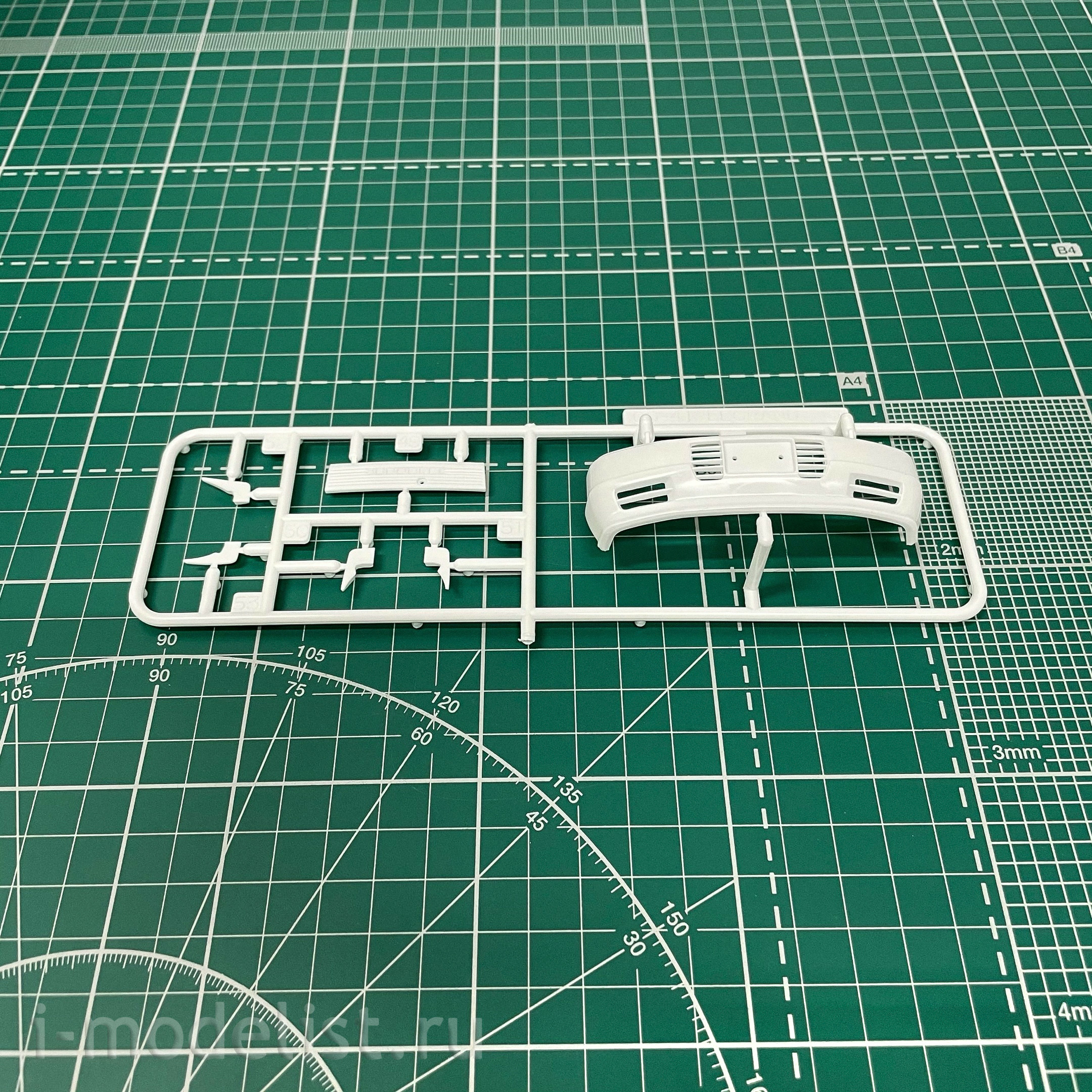 06136 Aoshima 1/24 Nissan Elgrand