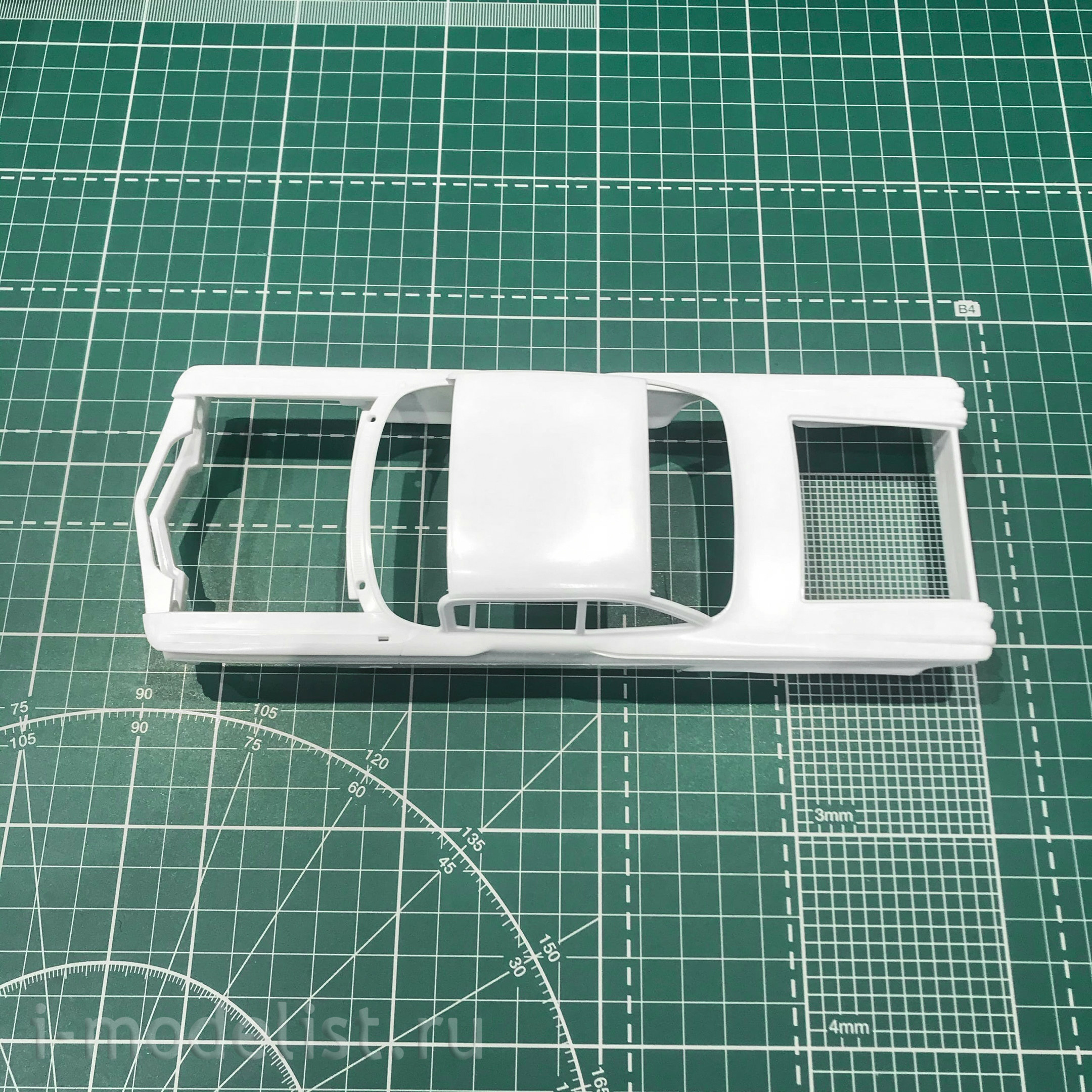 02502 Trumpeter 1/25 1960 Pontiac Bonneville TM Sports Coupe