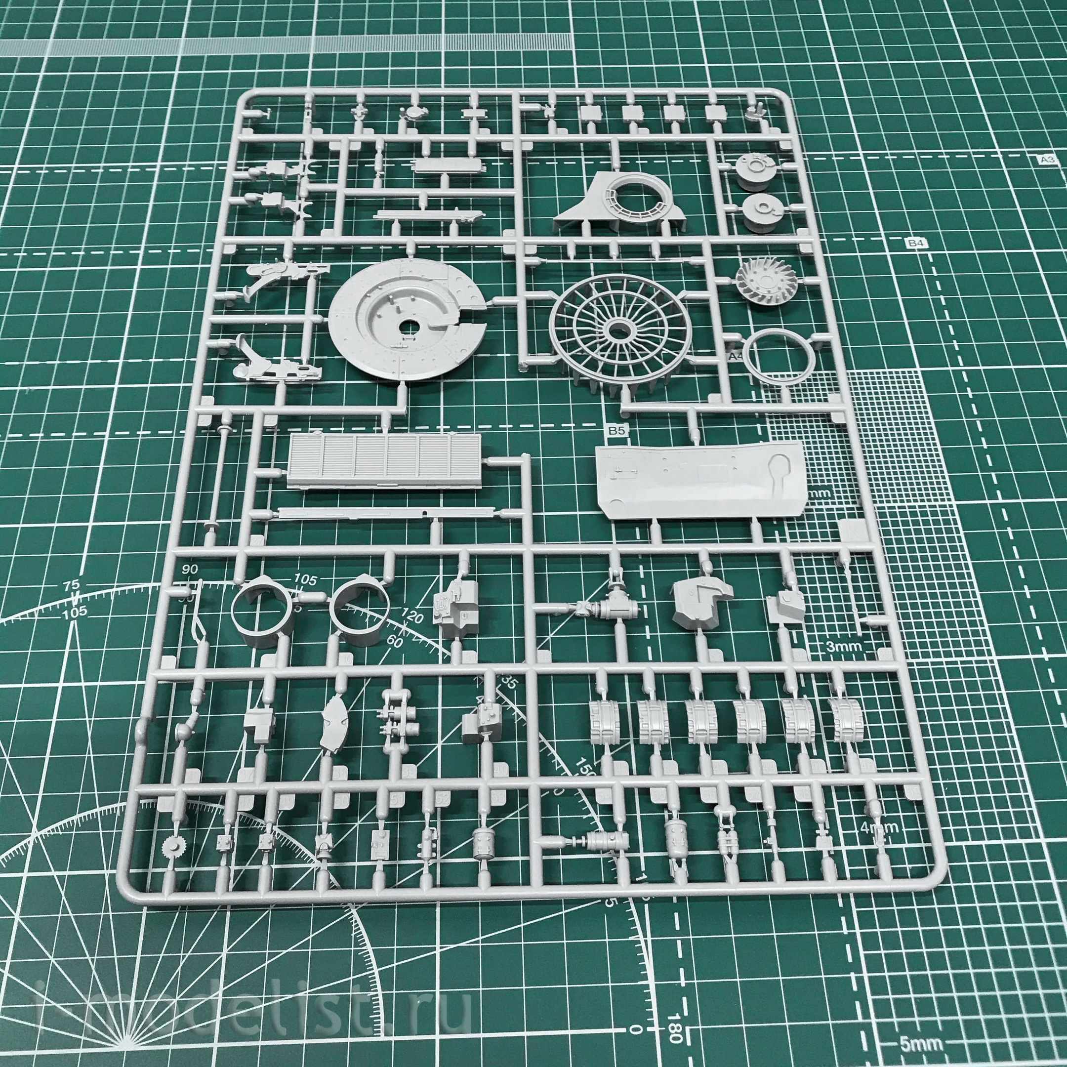 35A038 Amusing Hobby 1/35 T-72M1 Tank with full interior (under UVZ license)
