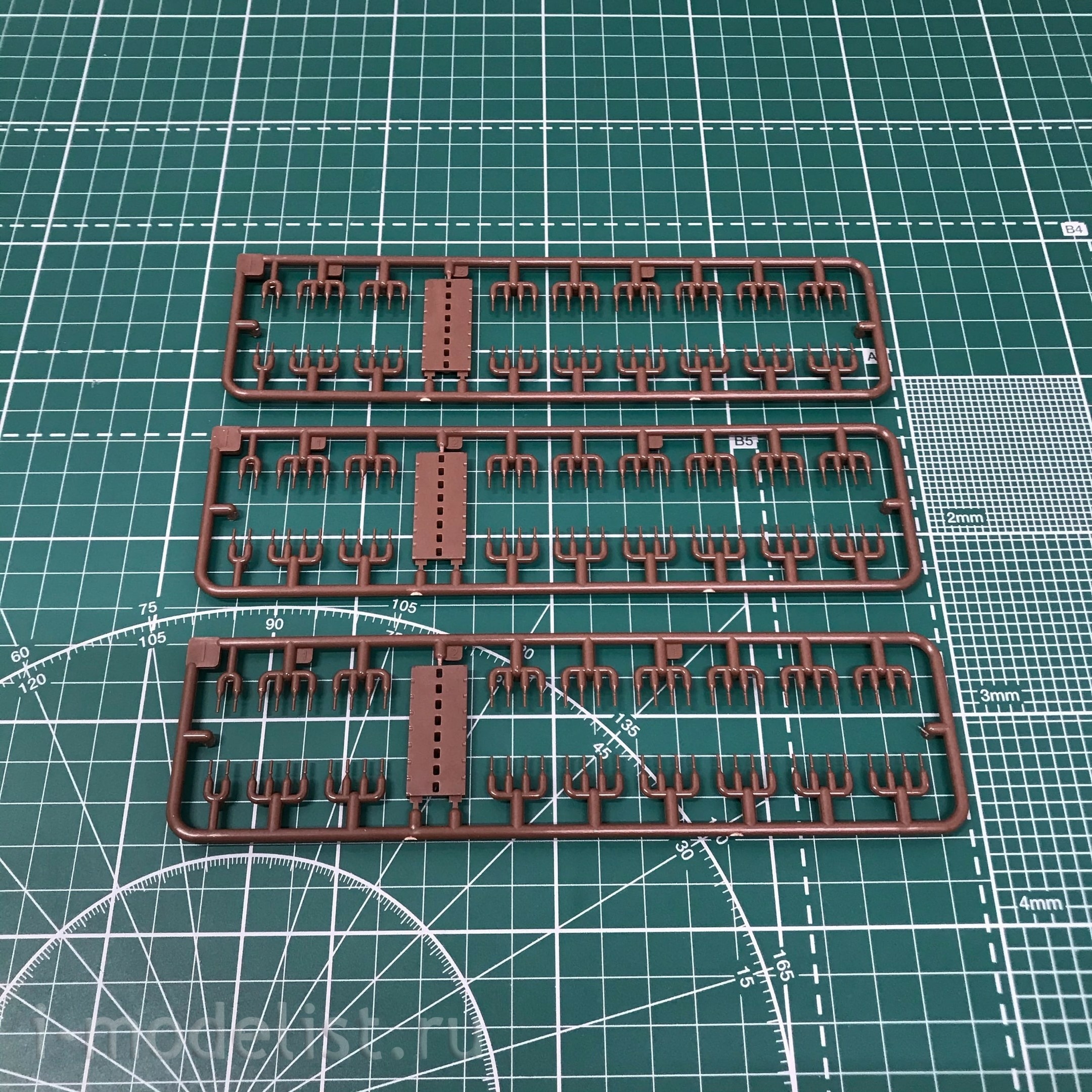 35A038 Amusing Hobby 1/35 T-72M1 Tank with full interior (under UVZ license)