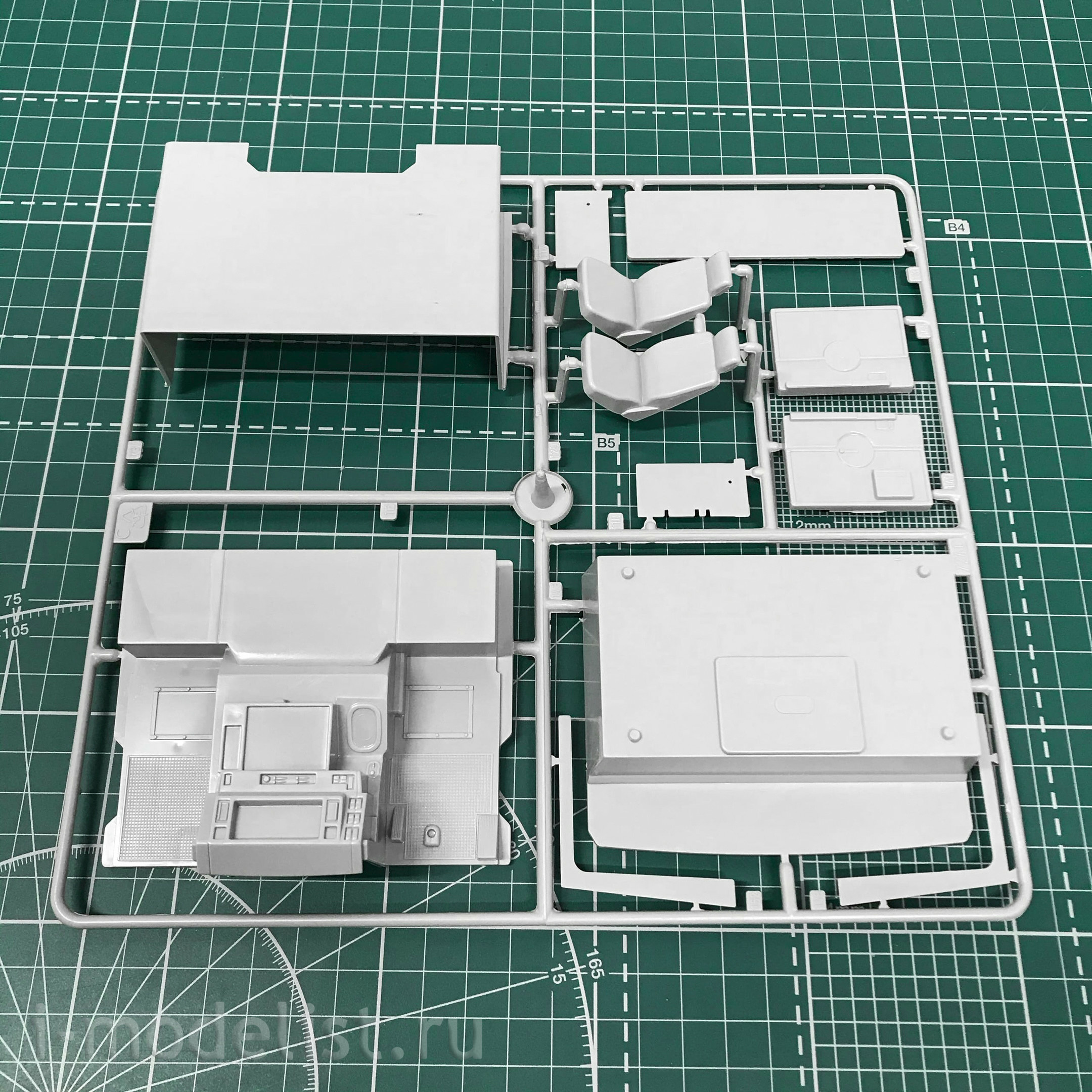 3945 Italeri 1/24 VOLVO F16 Globetrotter Truck Canvas Truck with the lift