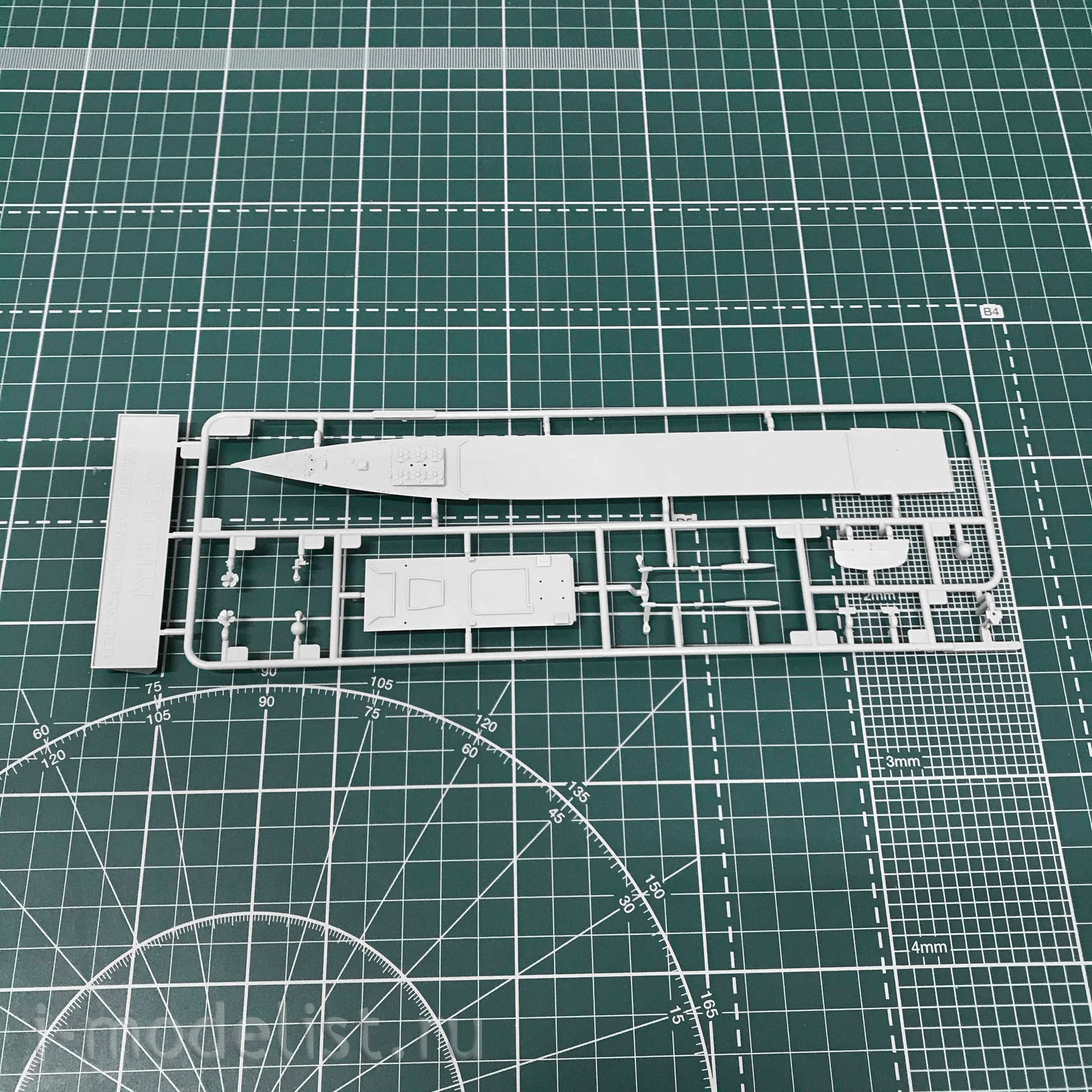 06730 Trumpeter 1/700 Missile Destroyer Type 052C China Navy