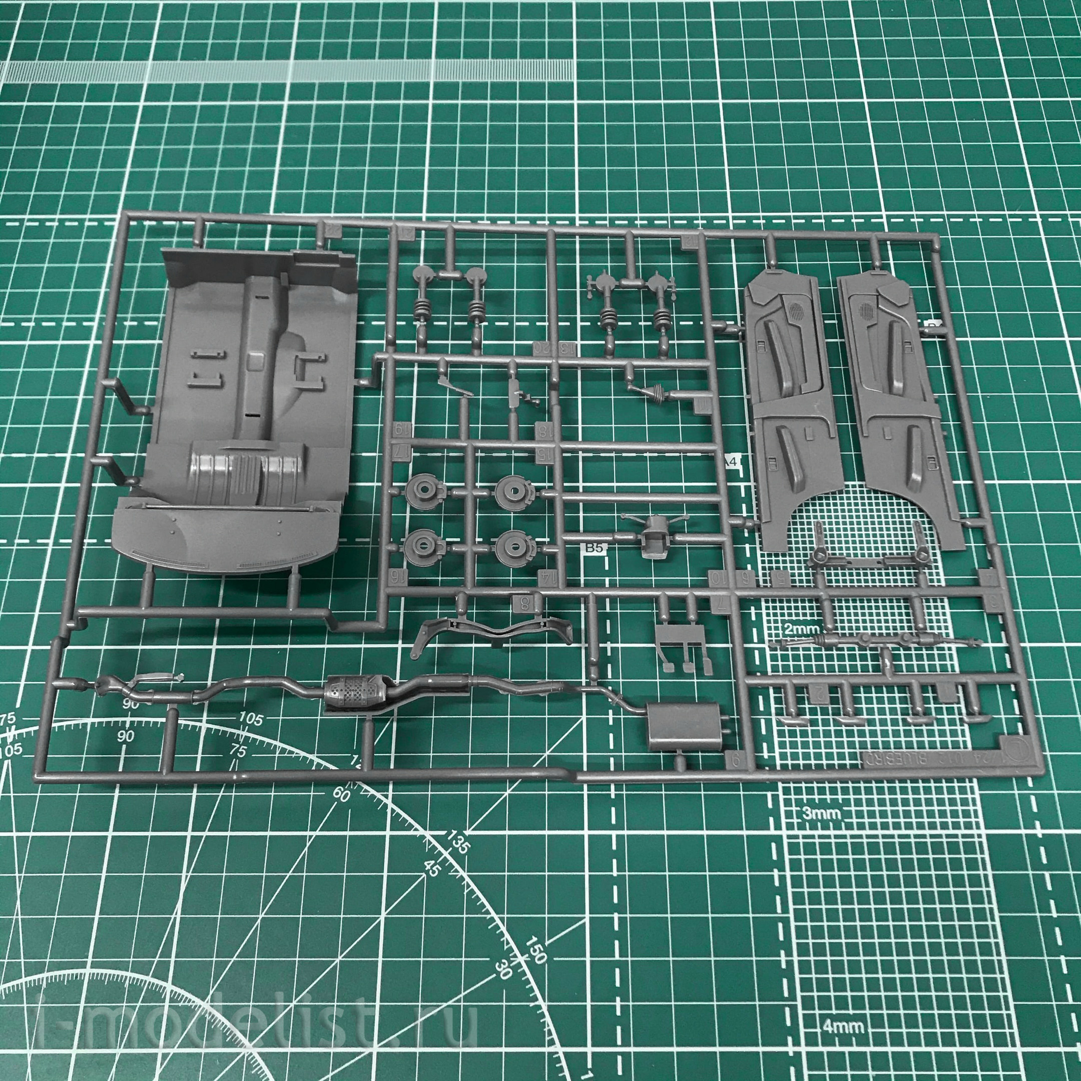 21135 Hasegawa 1/24 Nissan Bluebird 4Door Sedan SSS-R (U12) Early (1987)