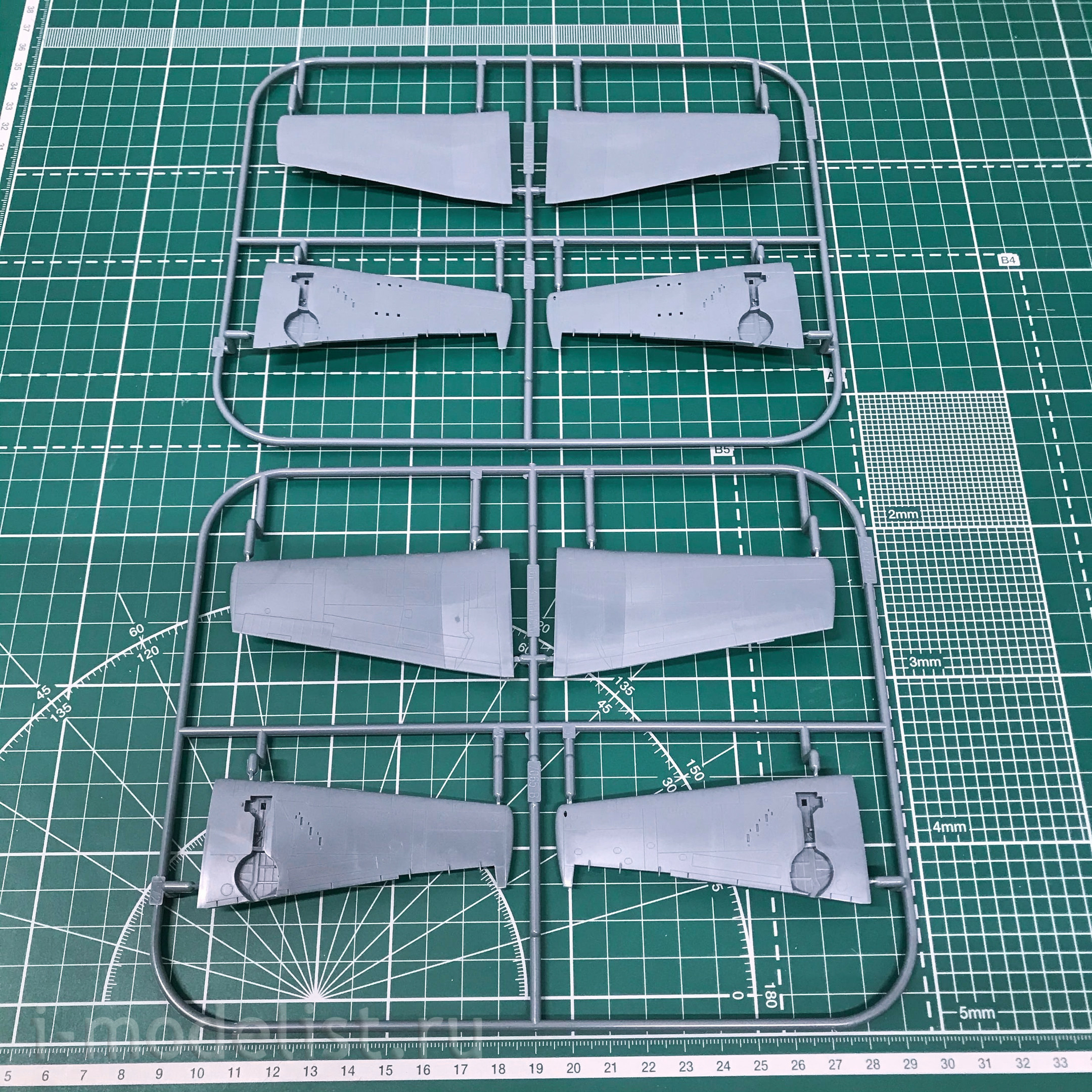 7078 Edward 1/72 Hellcat Mk. I / Mk. II (two models in a box)