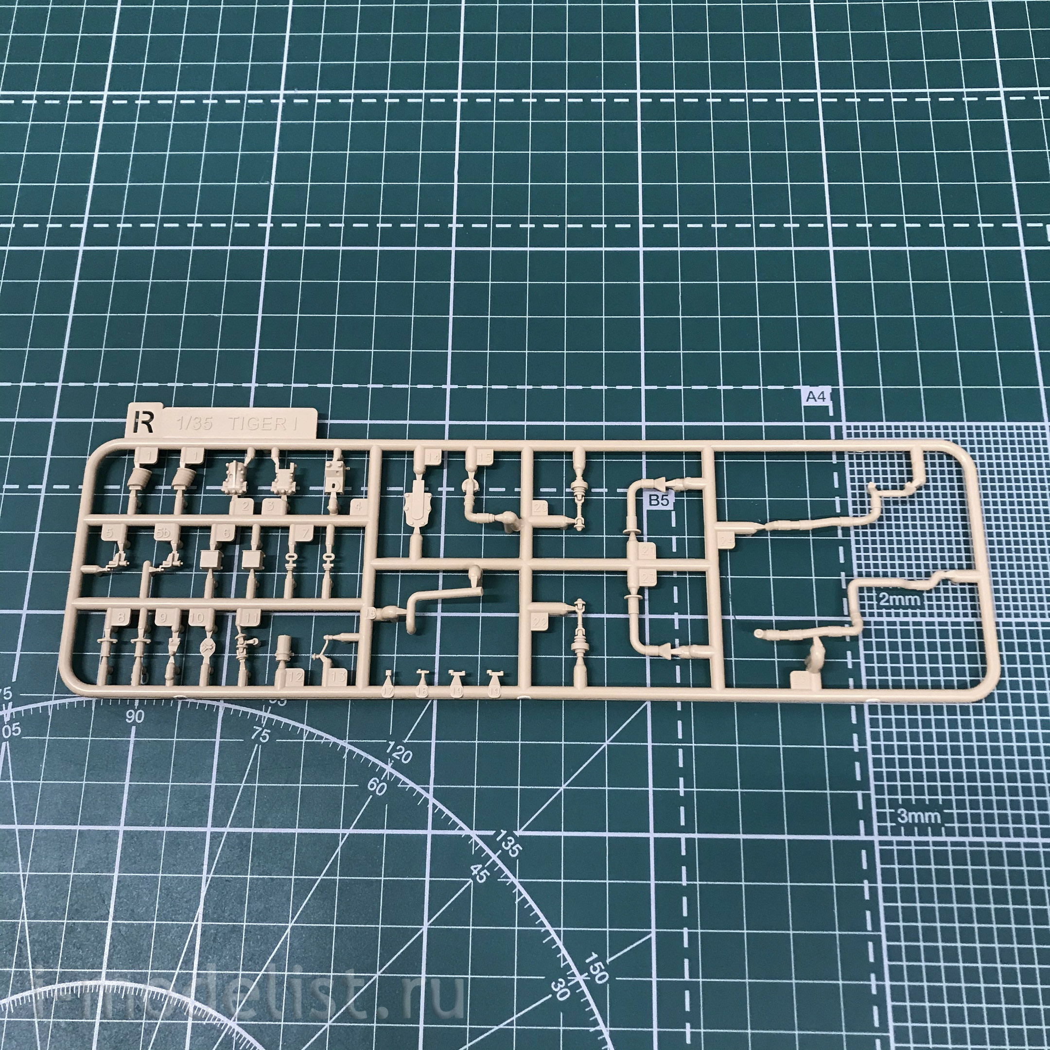 RM-2007 Rye Field Model 1/35 Parts pipe of the engine to the Tiger I