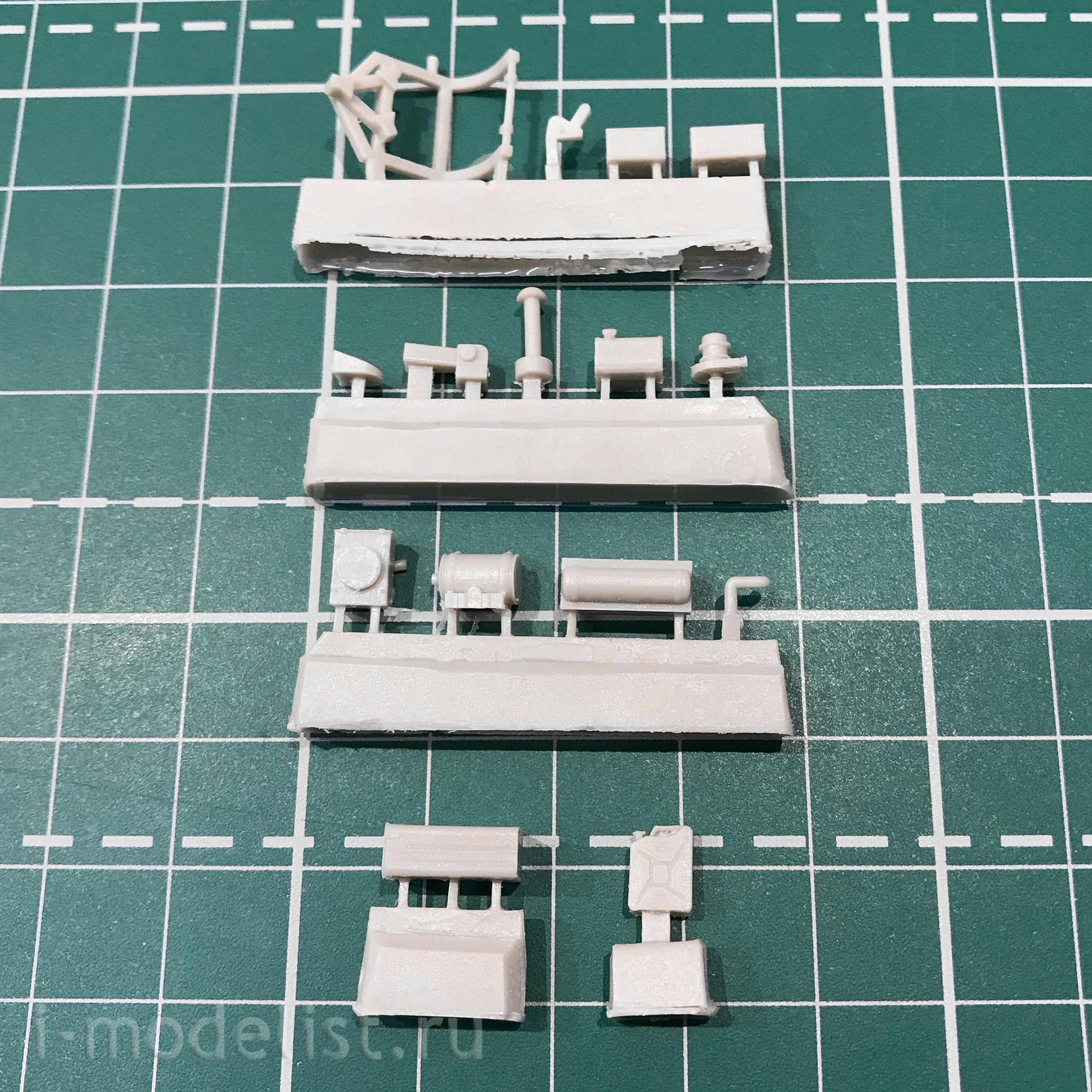 RL001 Red Mayak 1/72 Soviet army truck 131 with awning