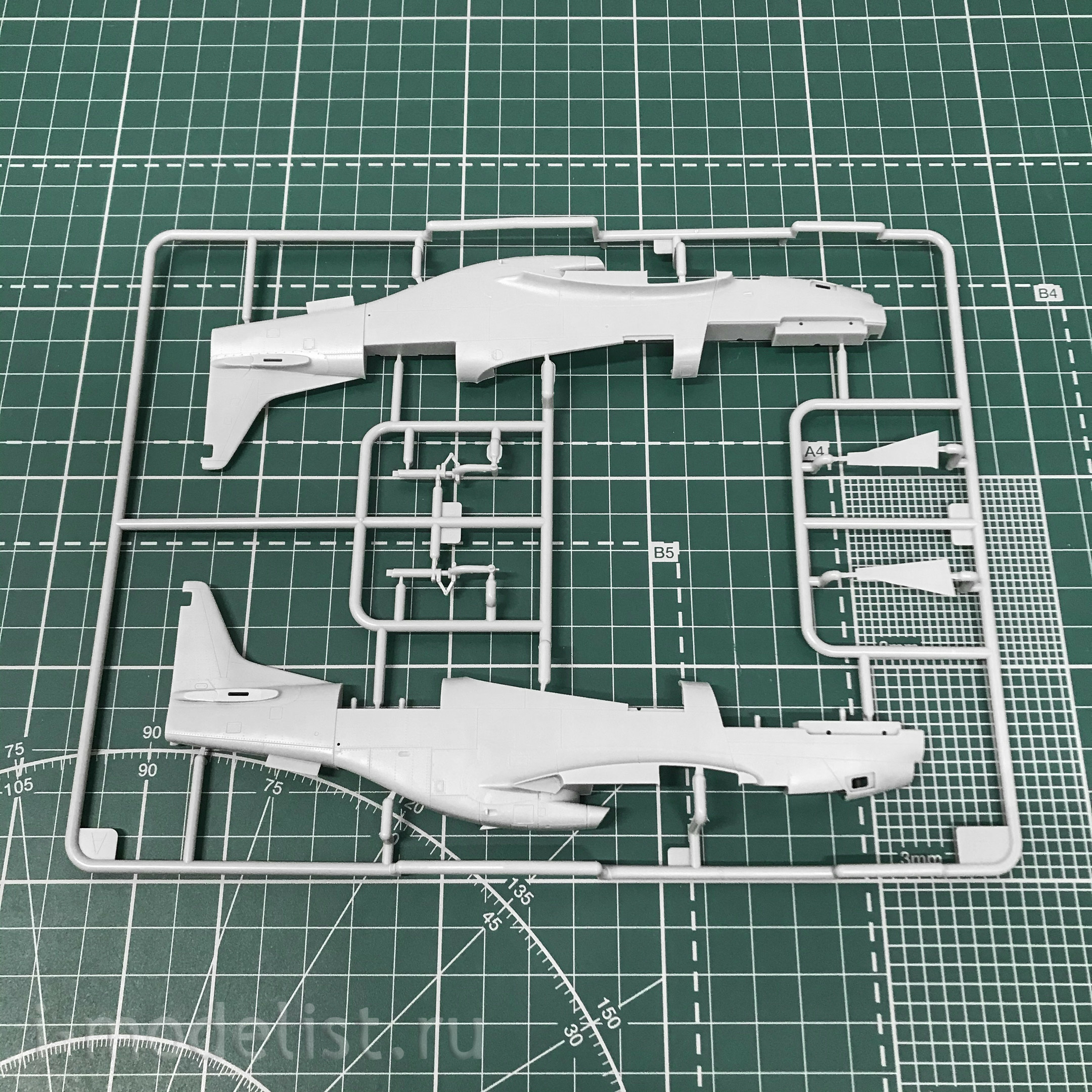 FB4010 Bronco 1/48 Scale Model Fighter Aircraft of the Chinese Air Force P-5 1D/K Mustang 1949 Parade