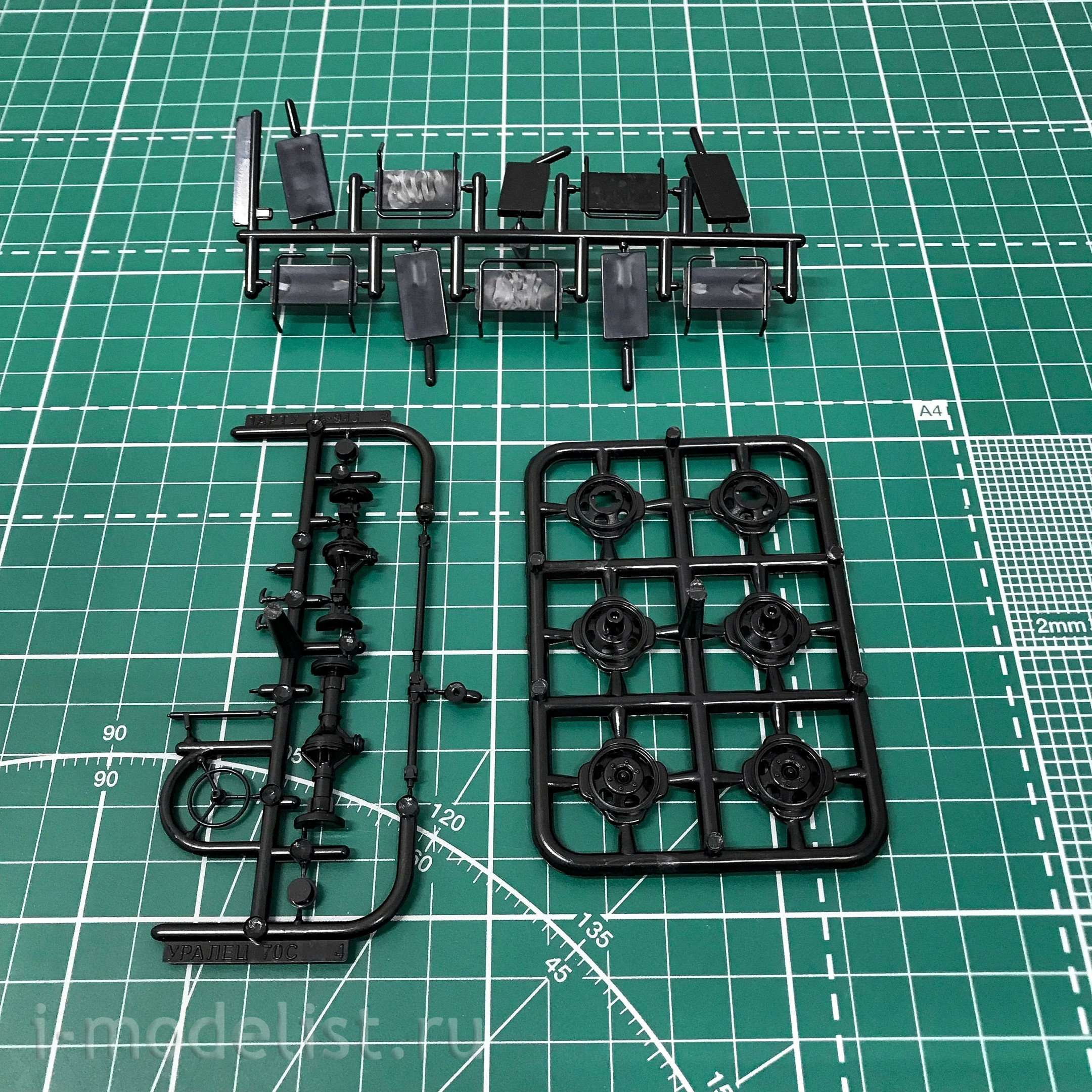 4053AVD AVD Models 1/43 U-70C Bus