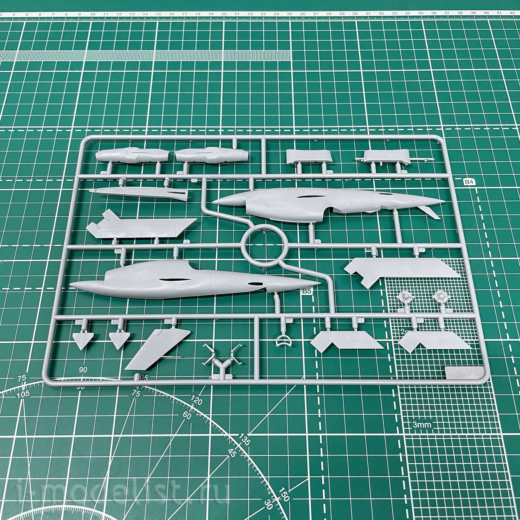 48401 ICM 1/48 VQM-34A (Q-2C) Firebee with Trolley