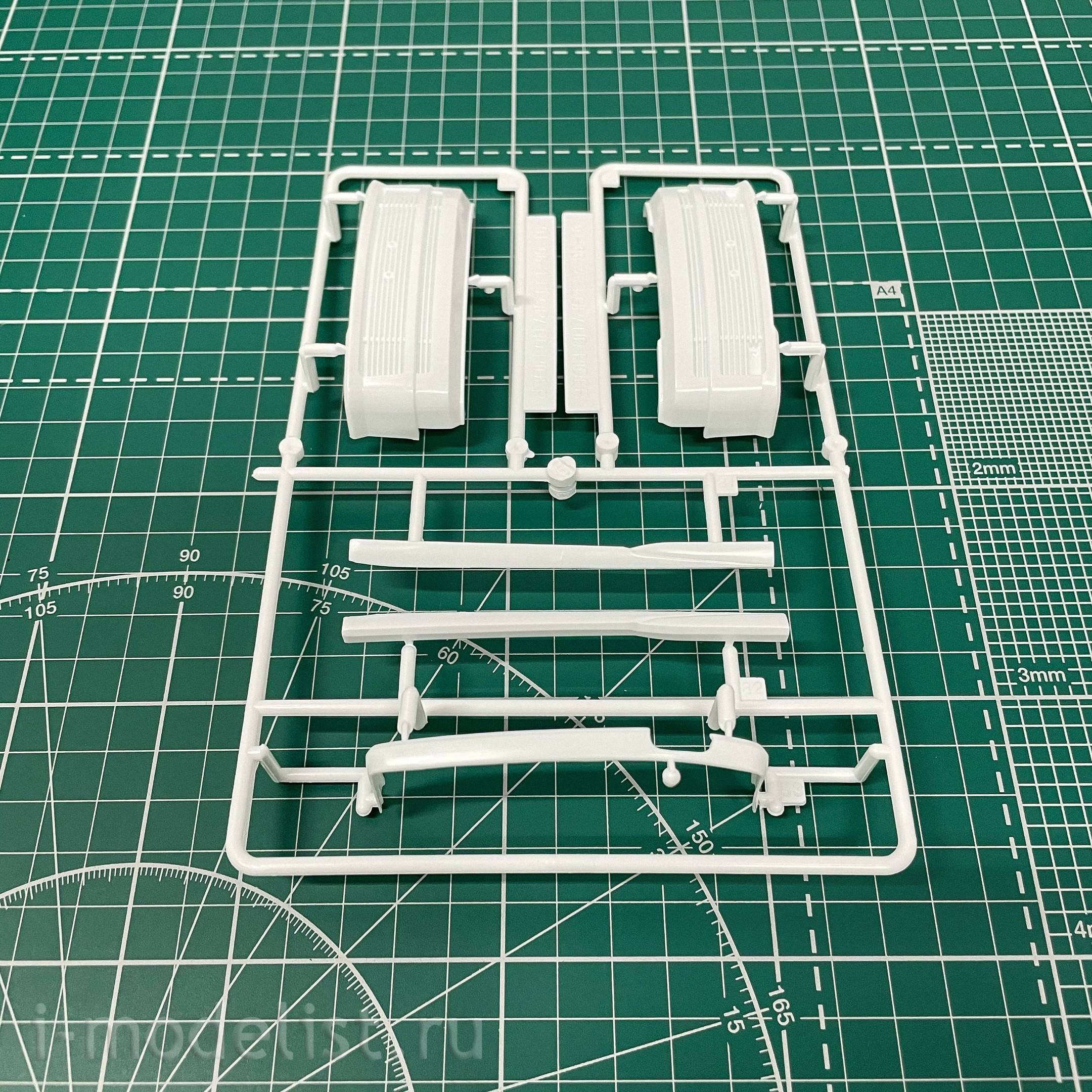06136 Aoshima 1/24 Nissan Elgrand