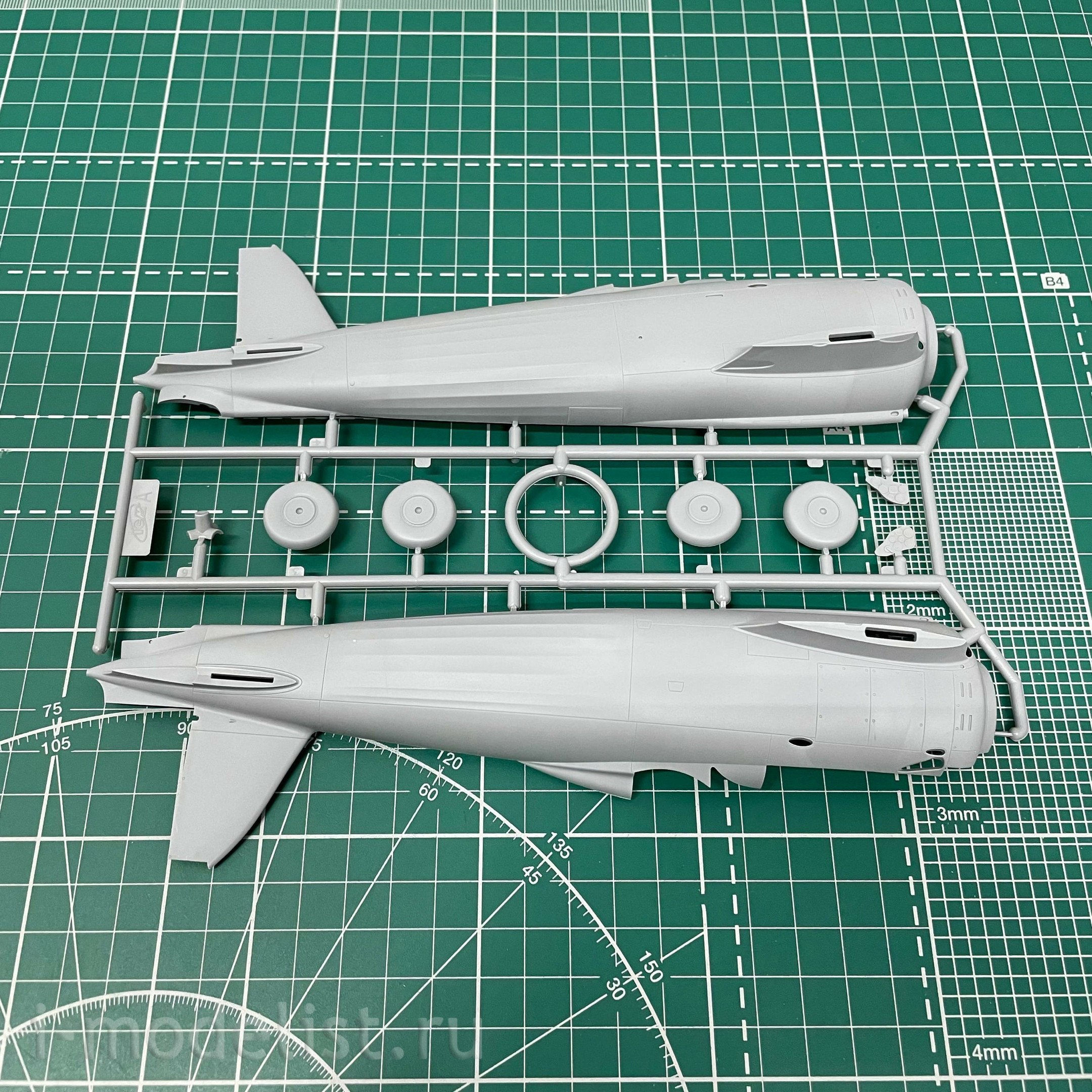 32025 ICM 1/32 CR. 42 with Italian pilots in tropical uniforms