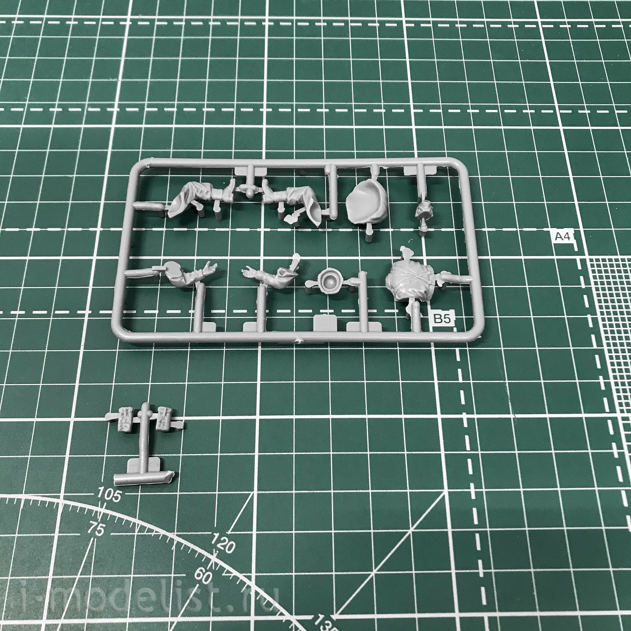 CB35218 Bronco 1/35 Scale Model British Recce And Signals Jeeps with Crew