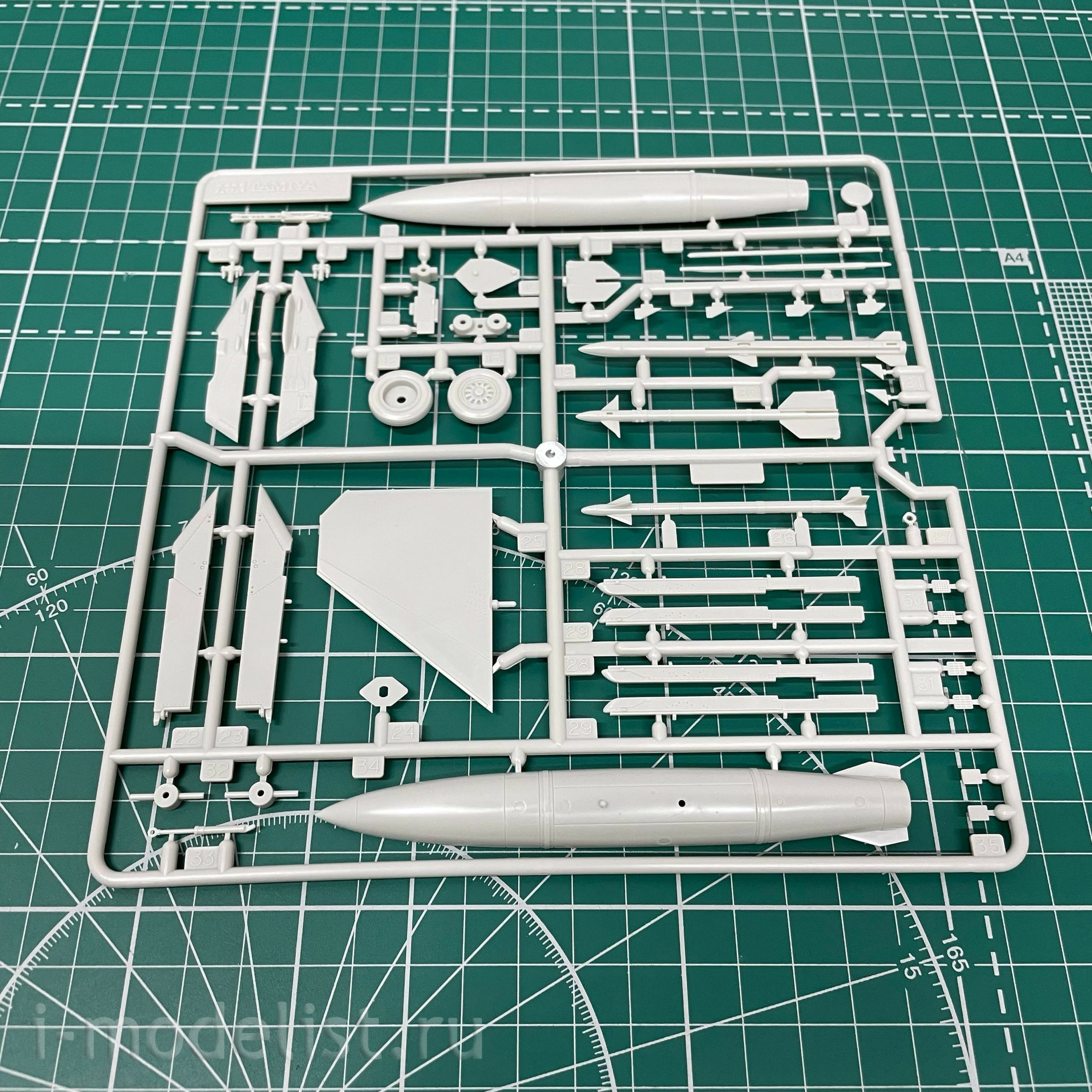 61101 Tamiya 1/48 Lockheed Martin F-16C Fighter (Block 25/32)