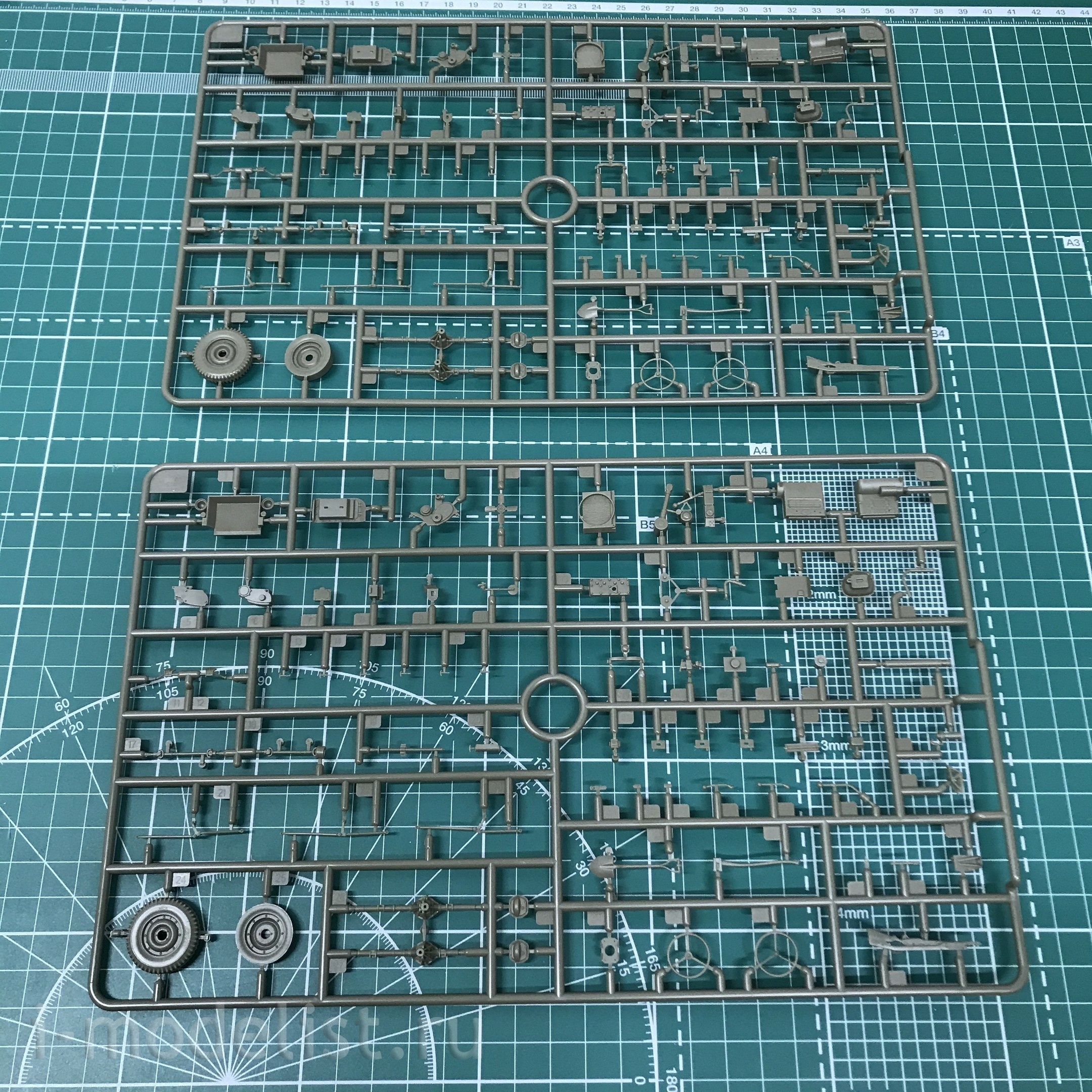 CB35218 Bronco 1/35 Scale Model British Recce And Signals Jeeps with Crew