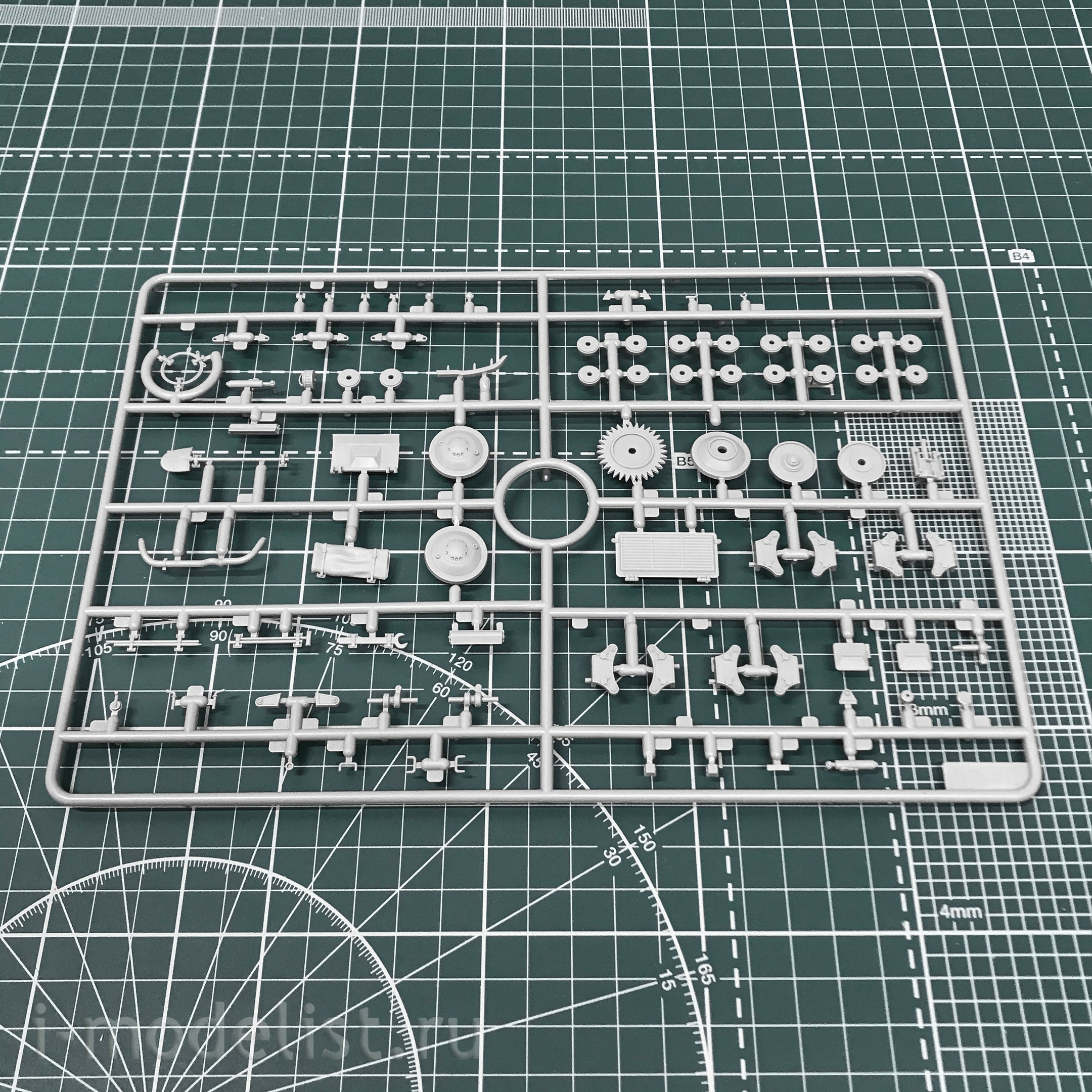 35336 ICM 1/35 FCM 36, French light tank II MV