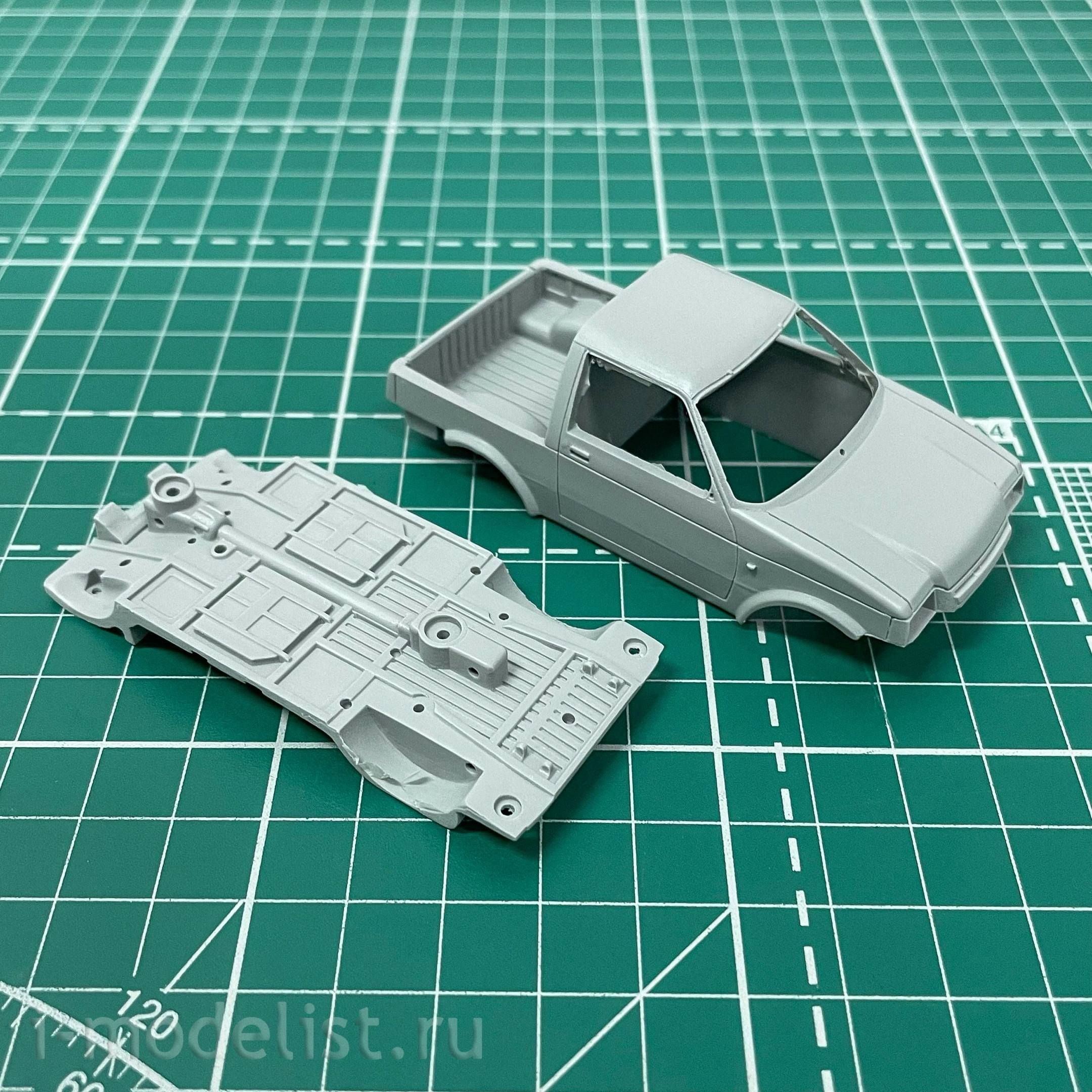 1504AVD AVD Models 1/43 Pickup Truck LUAZ-1301
