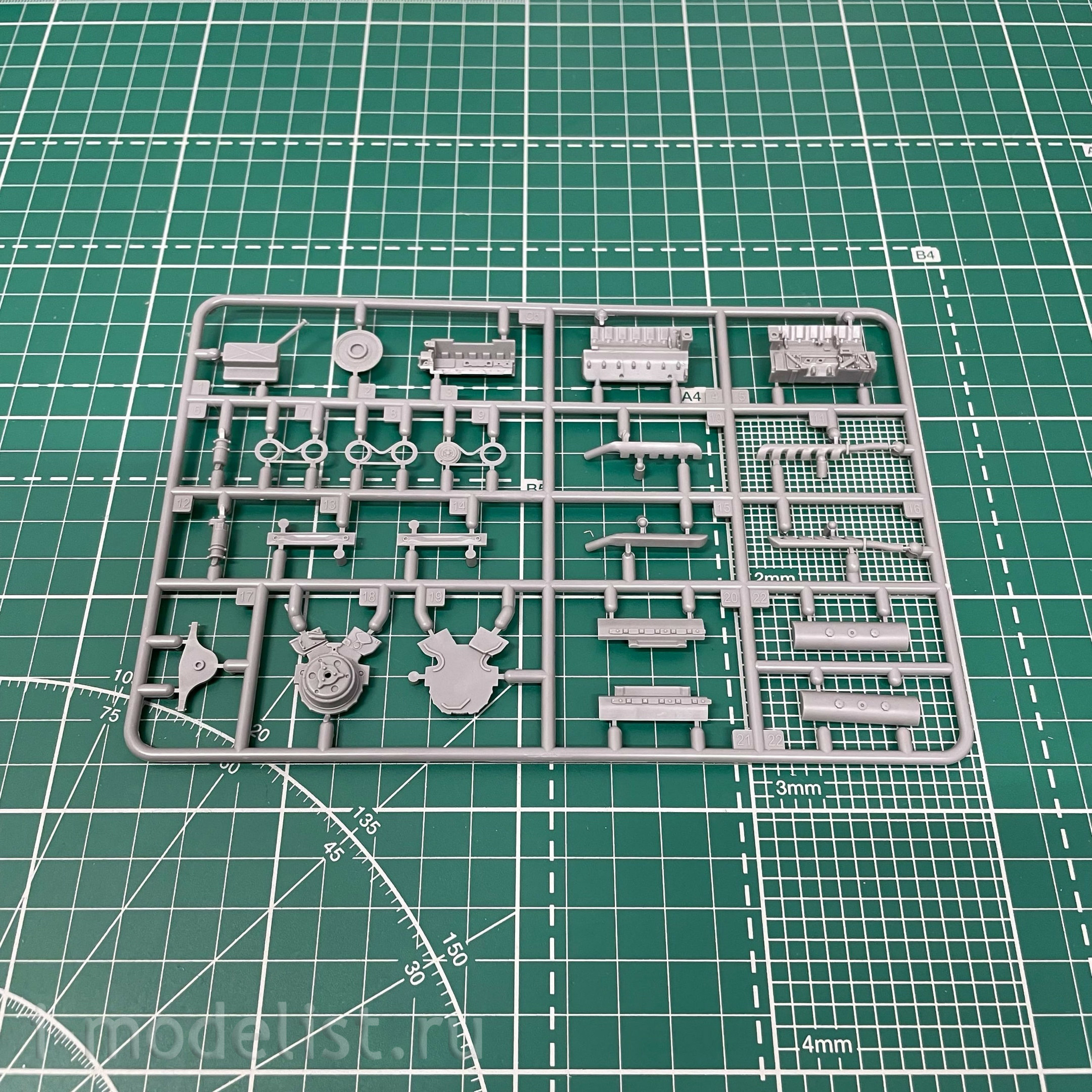 35331 MiniArt 1/35 Maybach HL 120 Engine for Panzer III/IV Tank + Repairmen figures