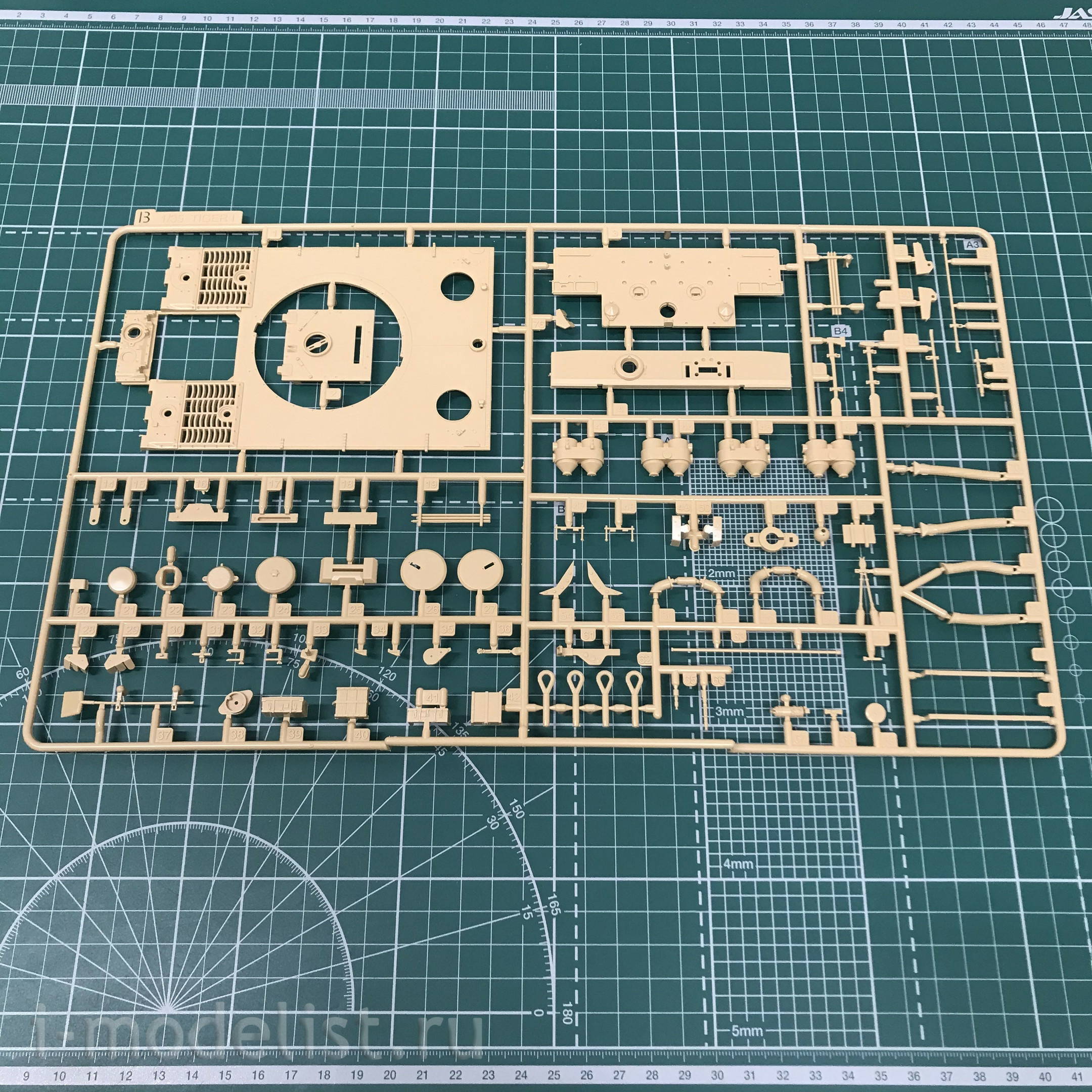 RM-5001U Rye Field Model 1/35 Tiger I in Tunisia, early, pre-production