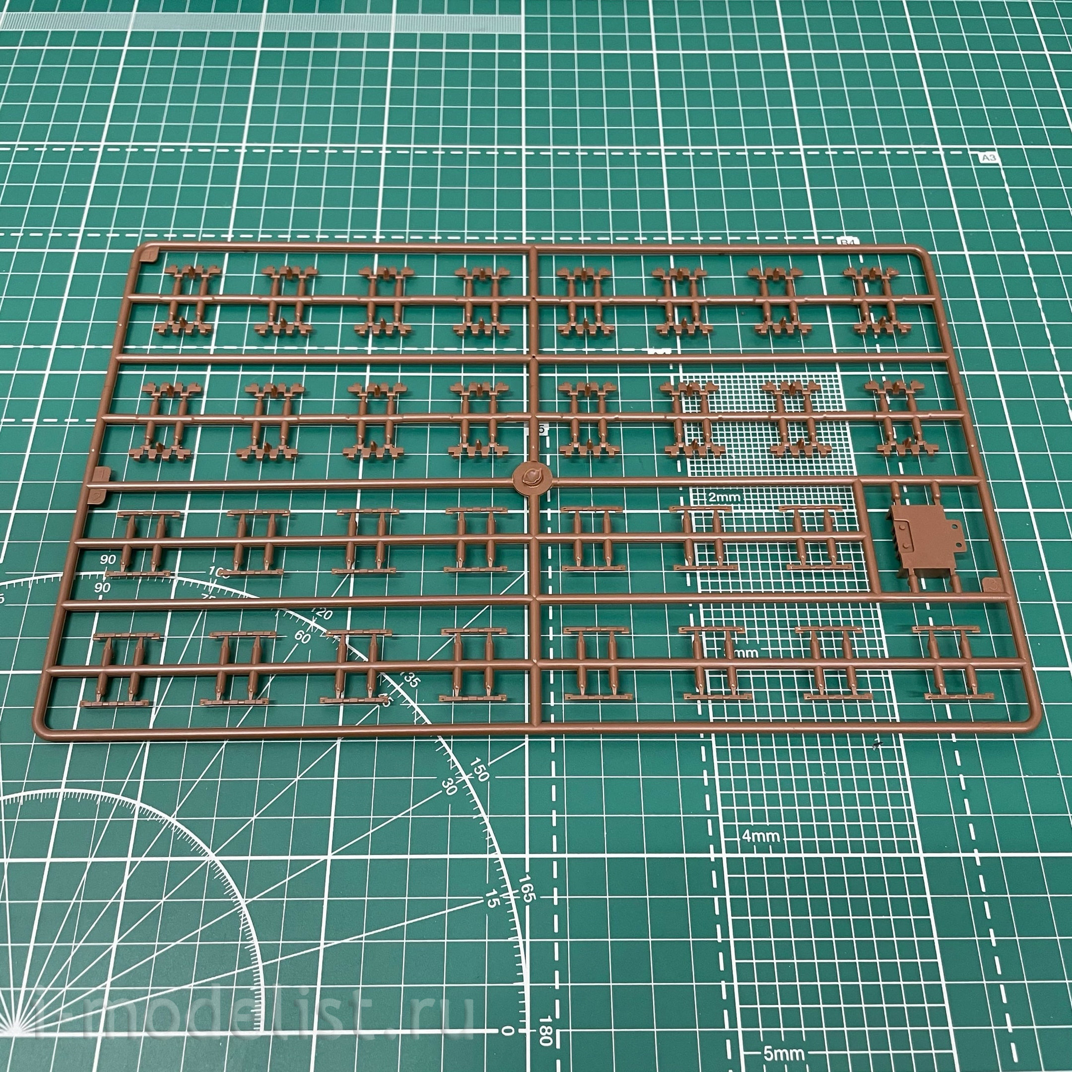 35A044 Amusing Hobby 1/35 Self-propelled gun Ferdinand Jagdpanzer Sd. kfz. 184 No 15100