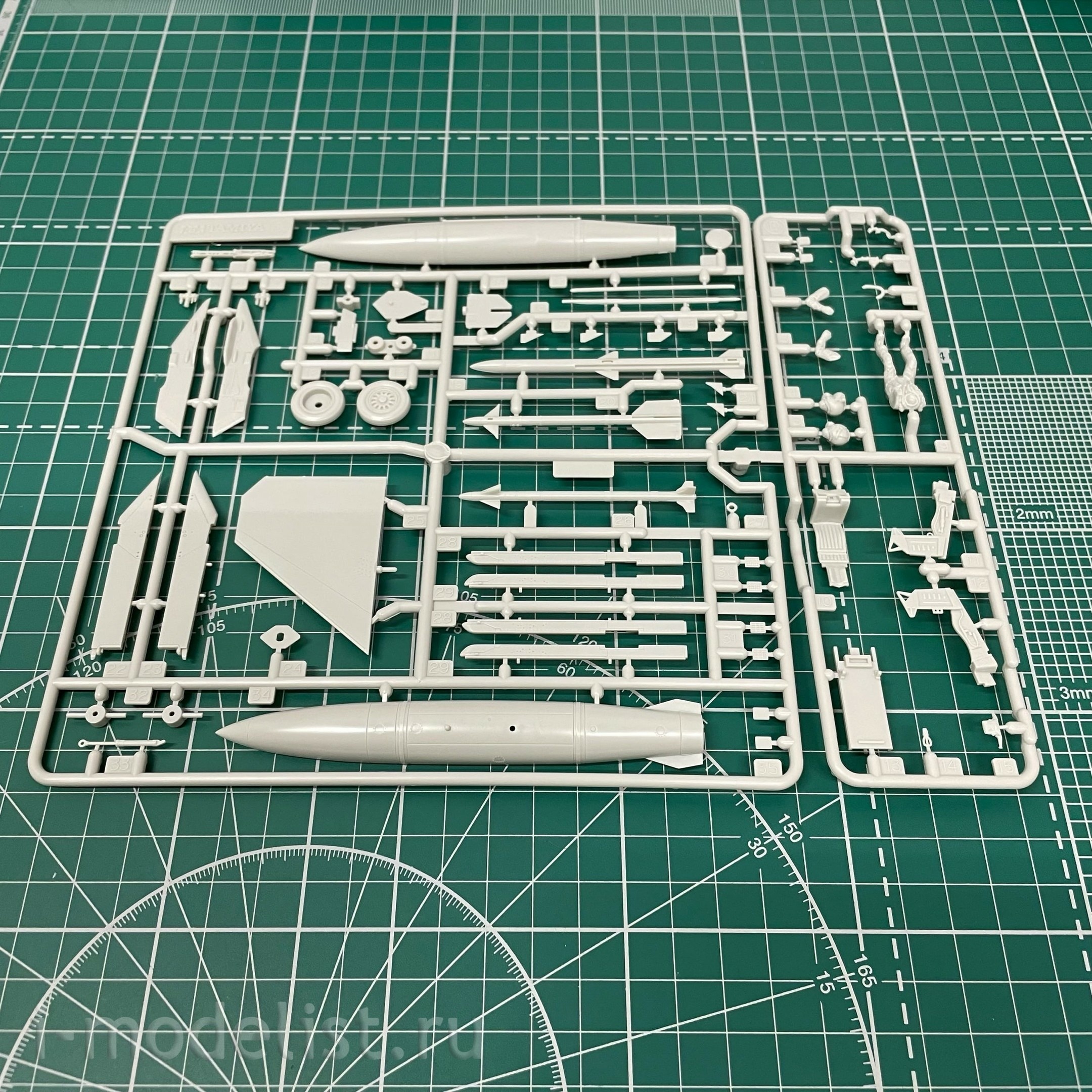 61101 Tamiya 1/48 Lockheed Martin F-16C Fighter (Block 25/32)