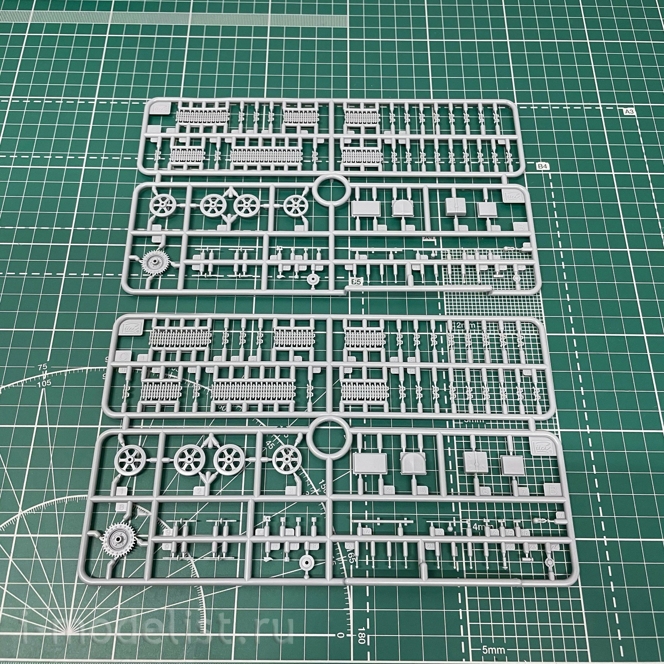 RE30015 Riich 1/35 Universal load-bearing undercarriage / Track Set