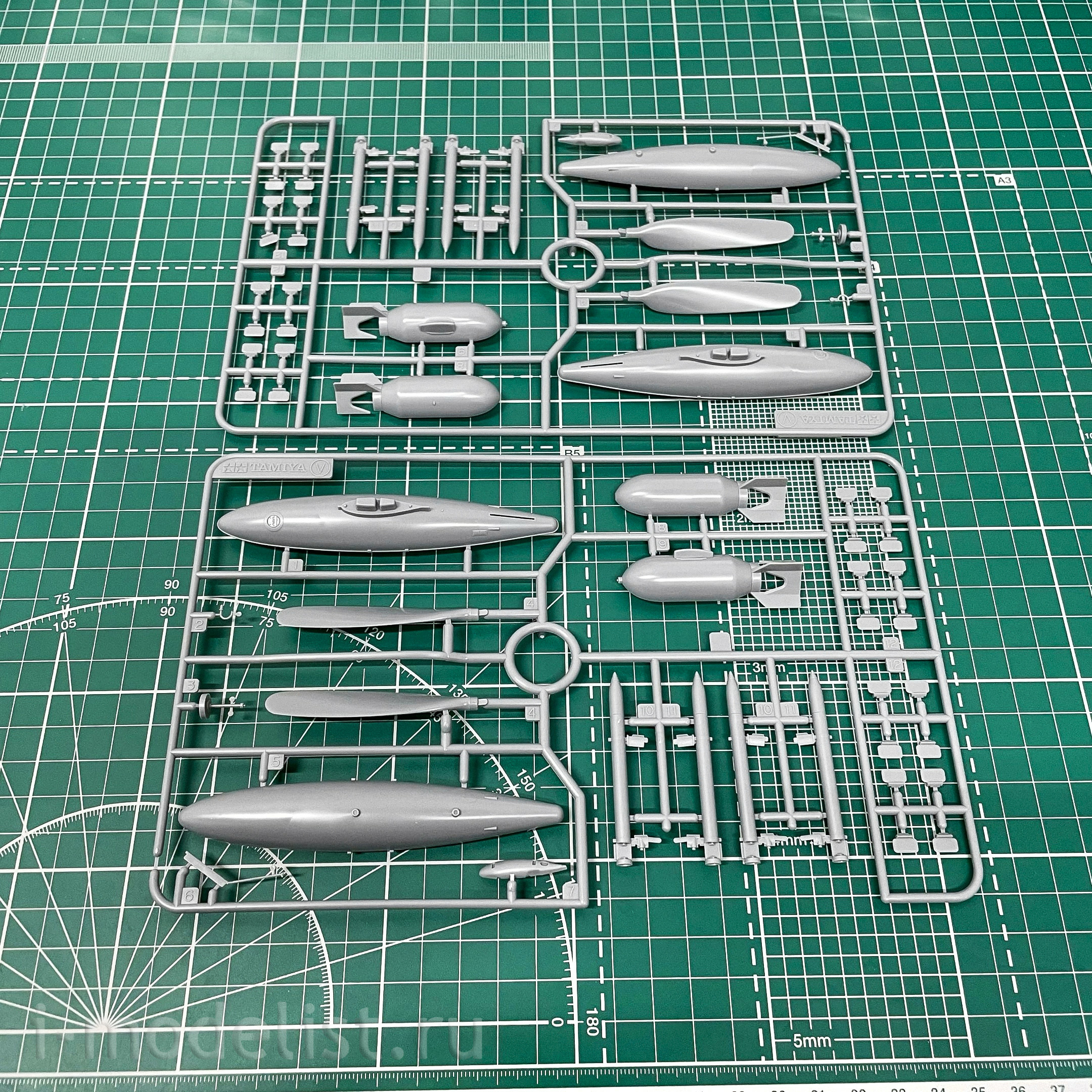 60327 Tamiya 1/32 American carrier-based fighter Vought F4U-1D Corsair with stand