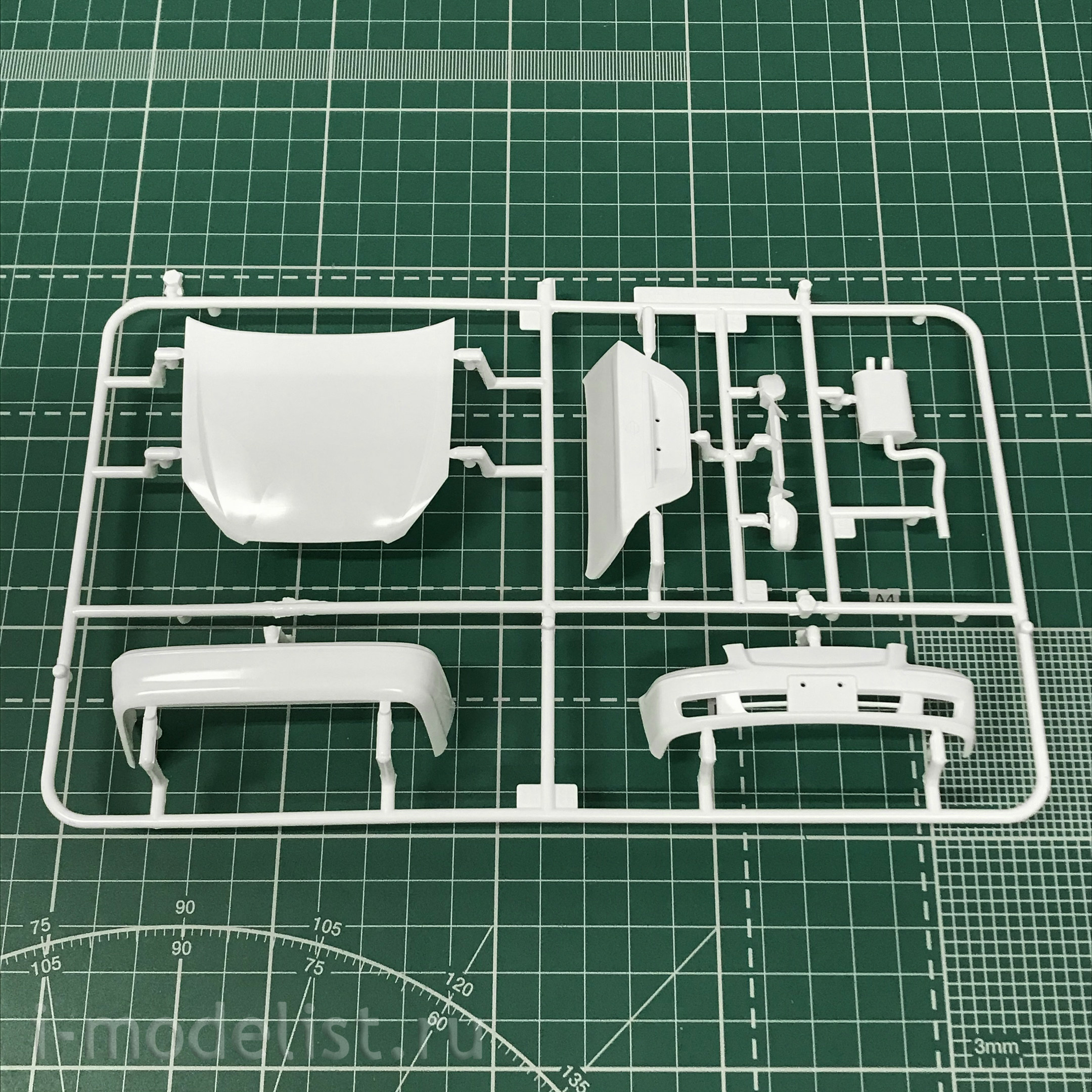 06142 Aoshima 1/24 Nissan F50 Cima/President '03