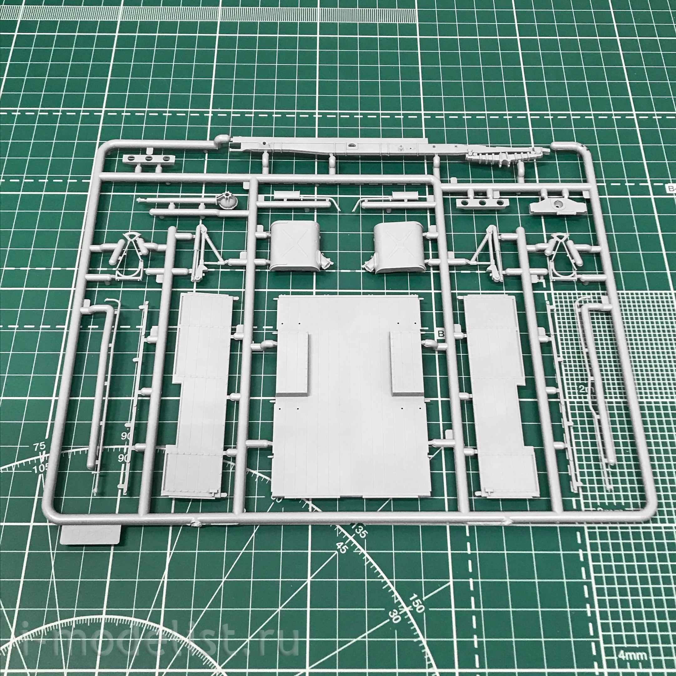 35592 ICM 1/35 BM-13-16 on the chassis of the W. O. T. 8 c Soviet calculation 