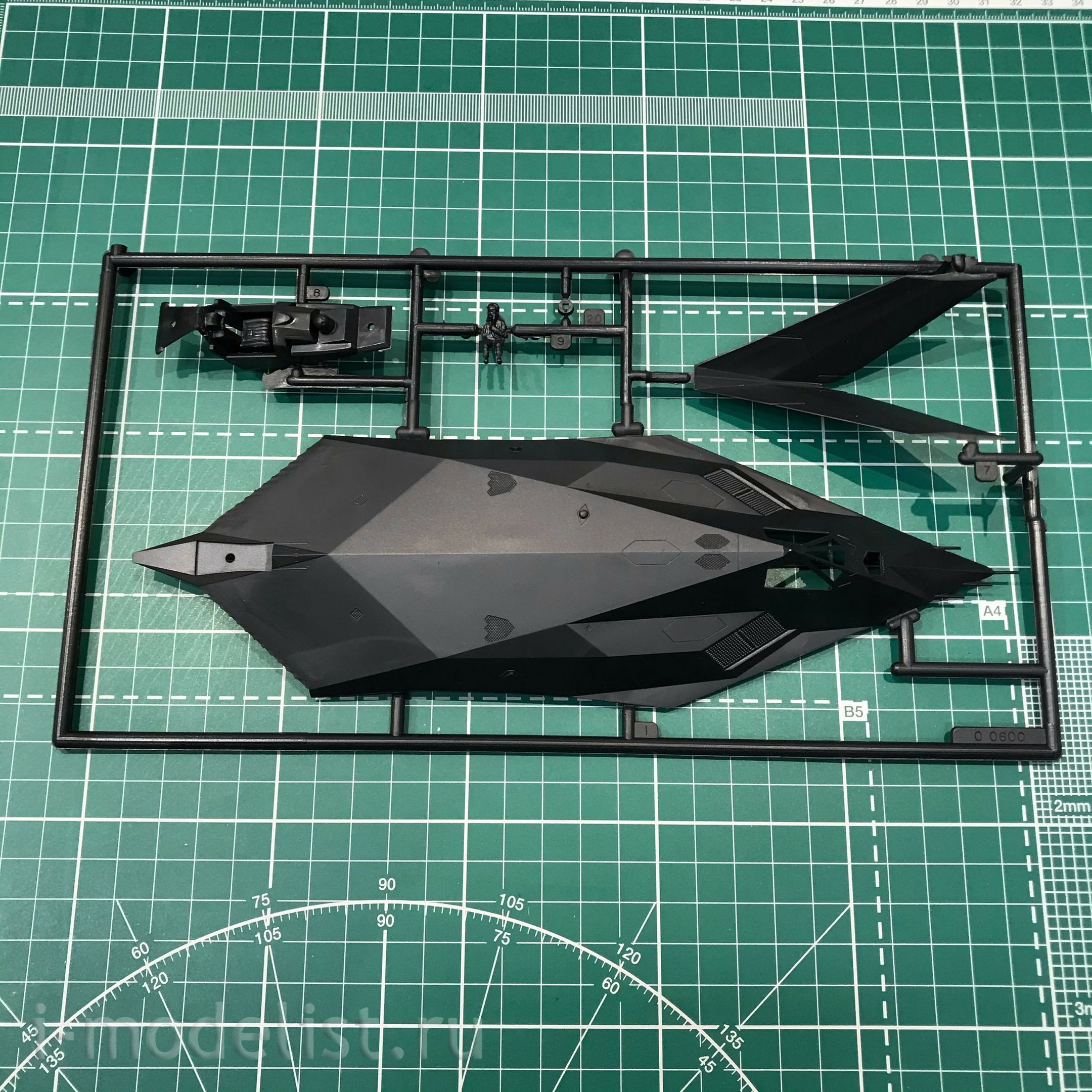 03899 Revell 1/72 f-117 Stealth Fighter Strike aircraft