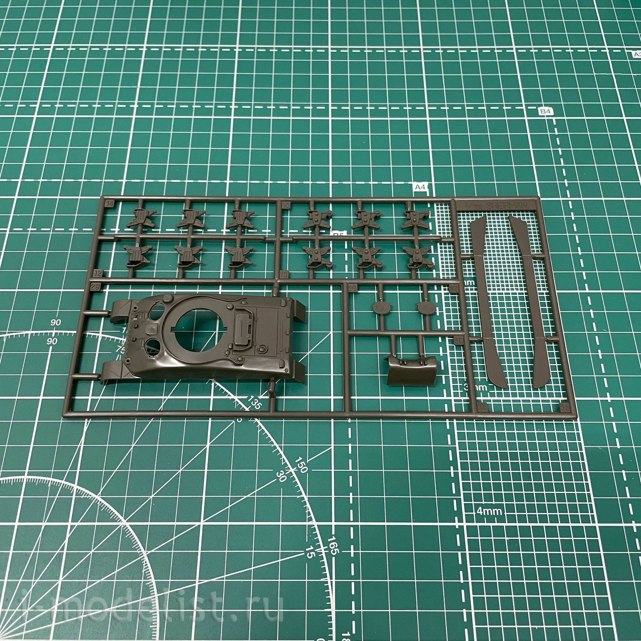 03290 Revell 1/72 American Medium Tank Sherman M4A1