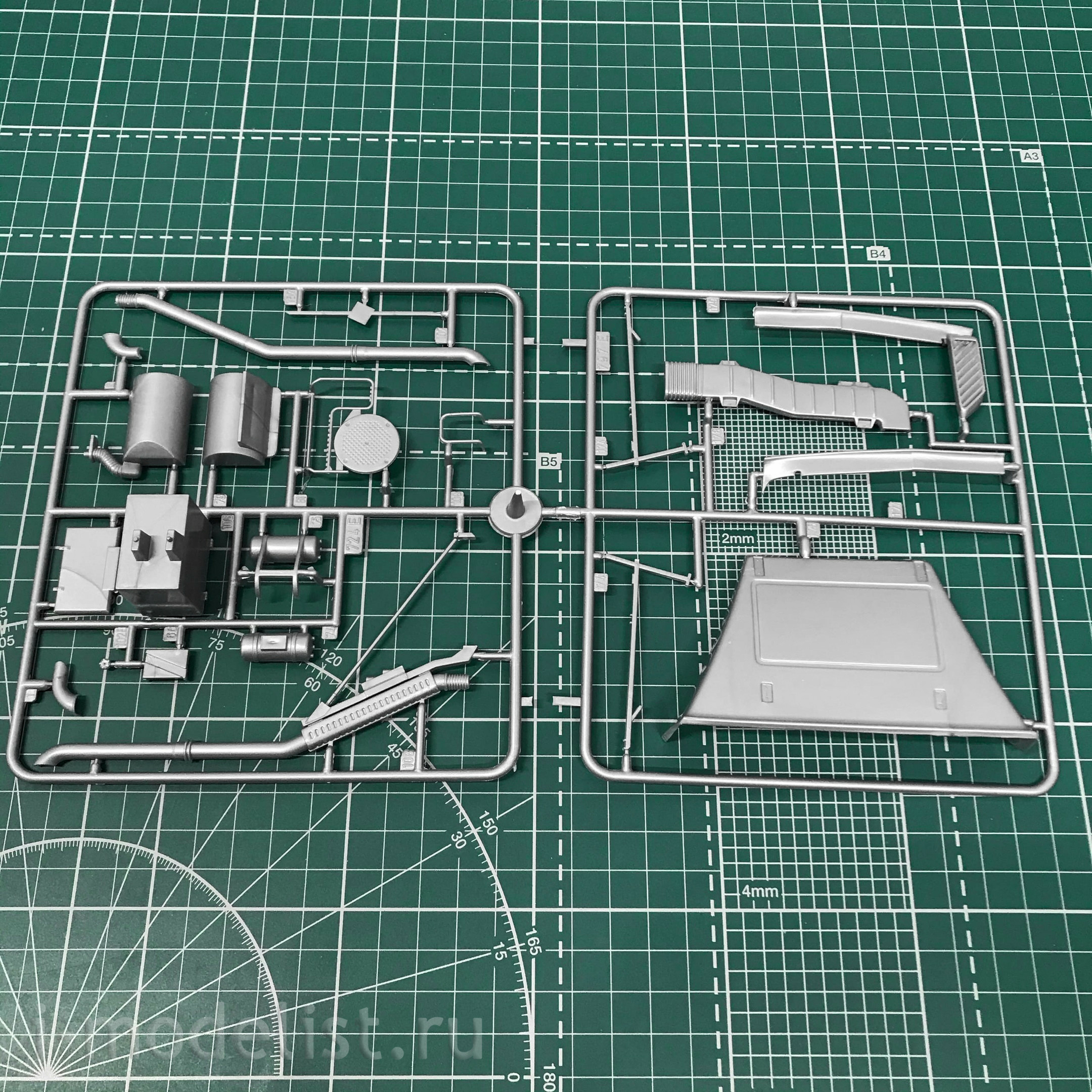 3945 Italeri 1/24 VOLVO F16 Globetrotter Truck Canvas Truck with the lift