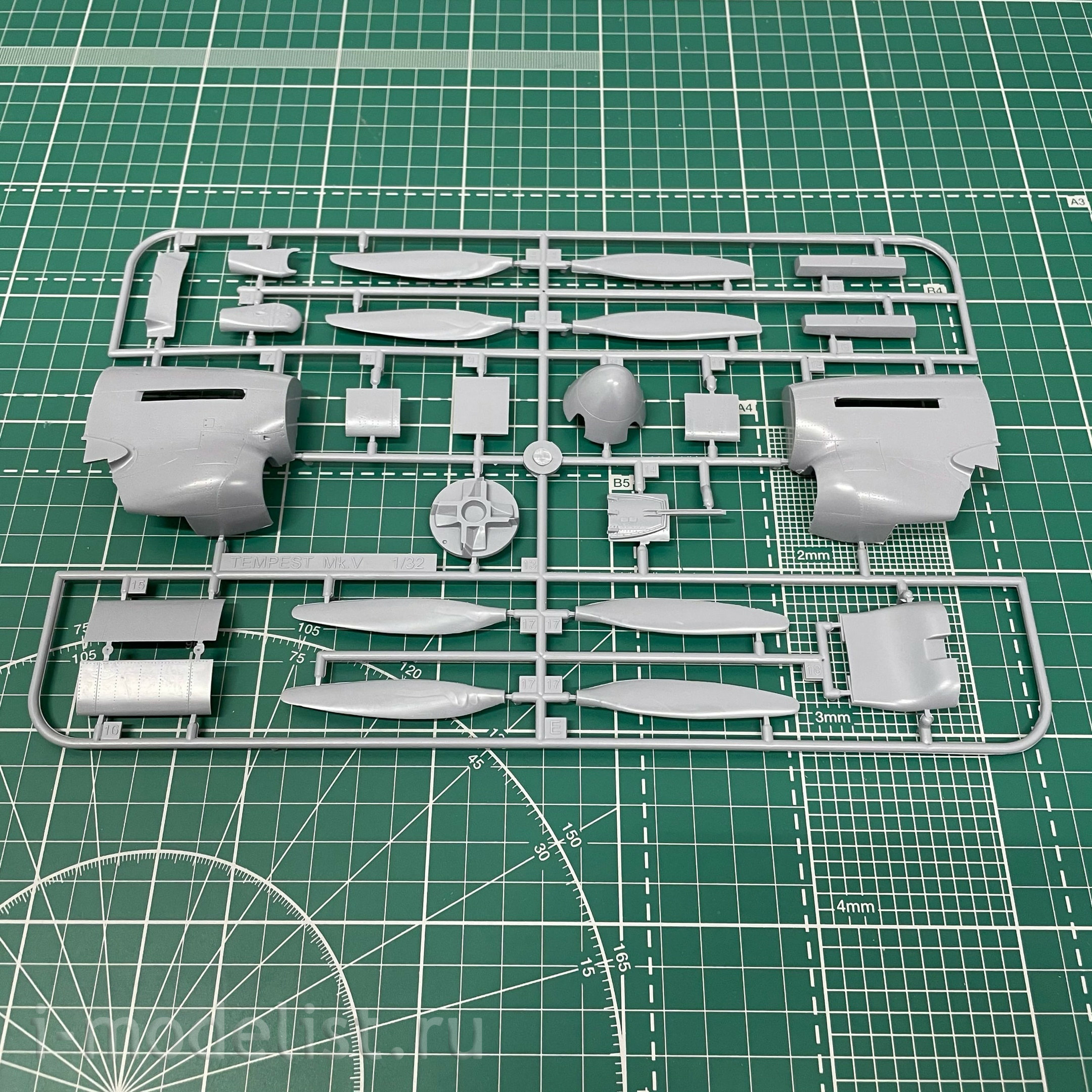 03851 Revell 1/32 British single-seat Hawker Tempest V fighter