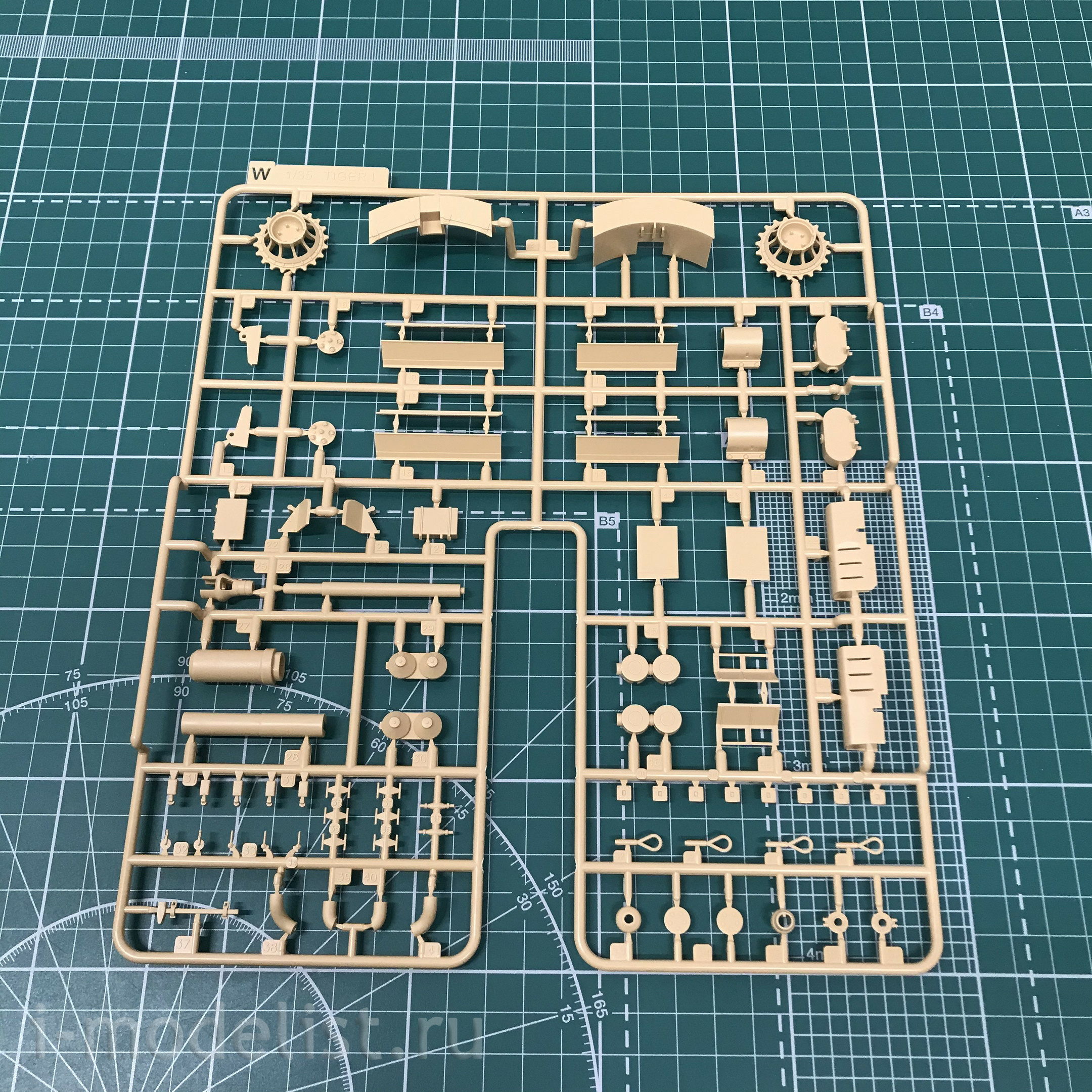 RM-5001U Rye Field Model 1/35 Tiger I in Tunisia, early, pre-production